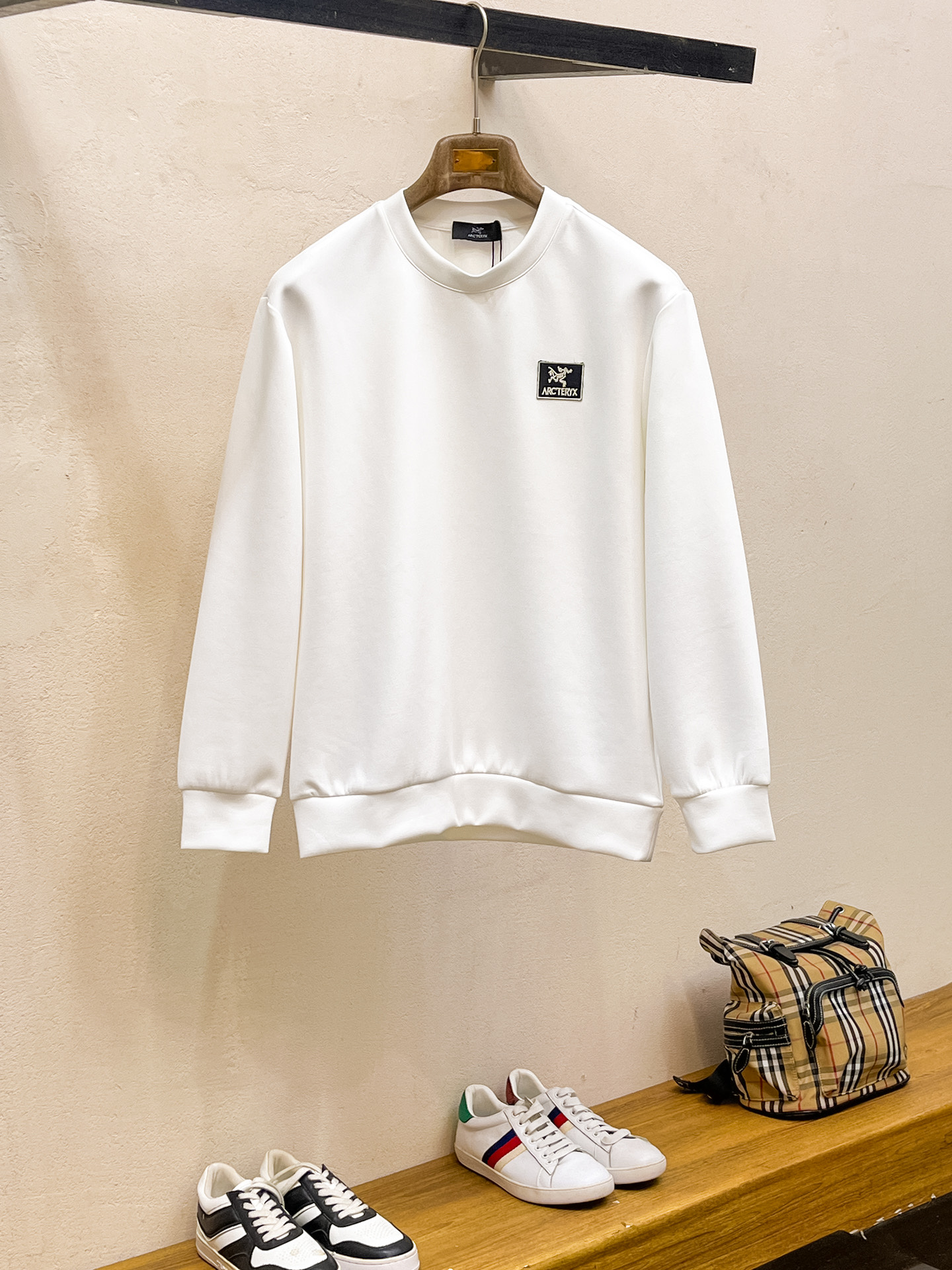 NO:623265,Arc'teryx 2025 Autumn and Winter Men's Letter Logo Pullover Space Cotton Sweatshirt Classic OS version, simple yet stylish. Daily sports and leisure business without pressure...Customer-supplied space knitted cotton, made through a micro-knitting three-dimensional process, the inner lining is as neat as scales, super texture, breathable and comfortable, the details and soft touch are invincible, the first choice for single wear and inner wear! Color White/Black  Size XS/S/M/L,arc'teryx,hoodie,sweatshirts,alexander wang19860909始祖鸟 2025秋冬男士字母标识套头太空棉卫衣 经典OS版型,简约而不失格调.日常运动休闲商务毫无压力... 客供太空针织棉,经由微型针织立体工艺过程制作,内里鳞甲般工整,质感超强,透气舒适,细节感和触感柔更是无敌,单穿内搭首选! 颜色白色/黑色 尺码XS/S/M/L,arc'teryx,hoodie,sweatshirts,alexander wang,Men's clothing