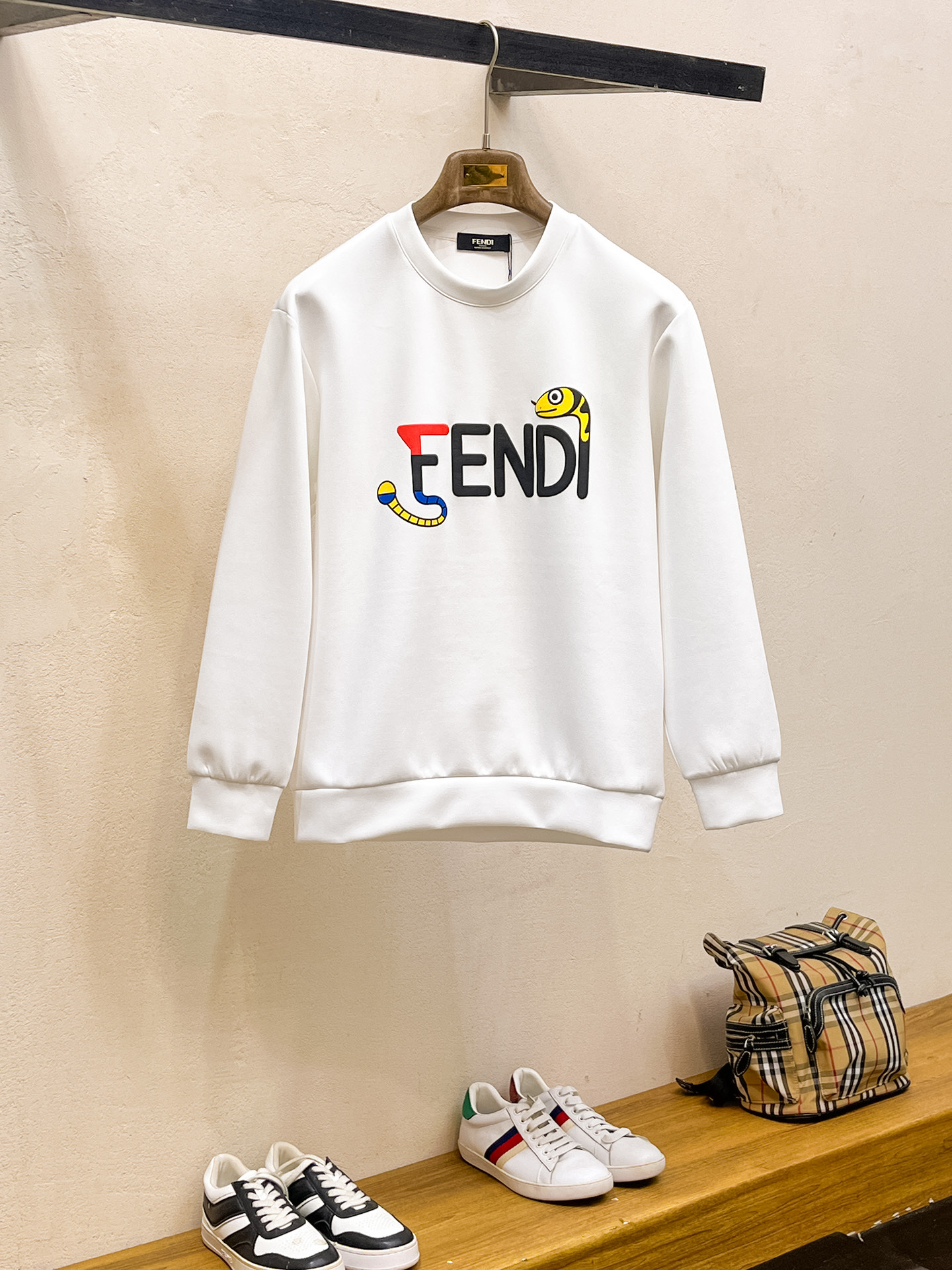 NO:623264,Fendi 2025 Autumn and Winter Men's Letter Logo Pullover Space Cotton Sweatshirt Classic OS version, simple yet stylish. Daily sports and leisure business without pressure...Customer-supplied space knitted cotton, made through a micro-knitting three-dimensional process, the inside is as neat as scales, super texture, breathable and comfortable, the details and soft touch are invincible, the first choice for wearing alone! Color White/Black  Size XS/S/M/L,,fendi,hoodie,sweatshirts,alexander wang19860909芬迪 2025秋冬男士字母标识套头太空棉卫衣 经典OS版型,简约而不失格调.日常运动休闲商务毫无压力... 客供太空针织棉,经由微型针织立体工艺过程制作,内里鳞甲般工整,质感超强,透气舒适,细节感和触感柔更是无敌,单穿内搭首选! 颜色白色/黑色 尺码XS/S/M/L,,fendi,hoodie,sweatshirts,alexander wang,Men's clothing