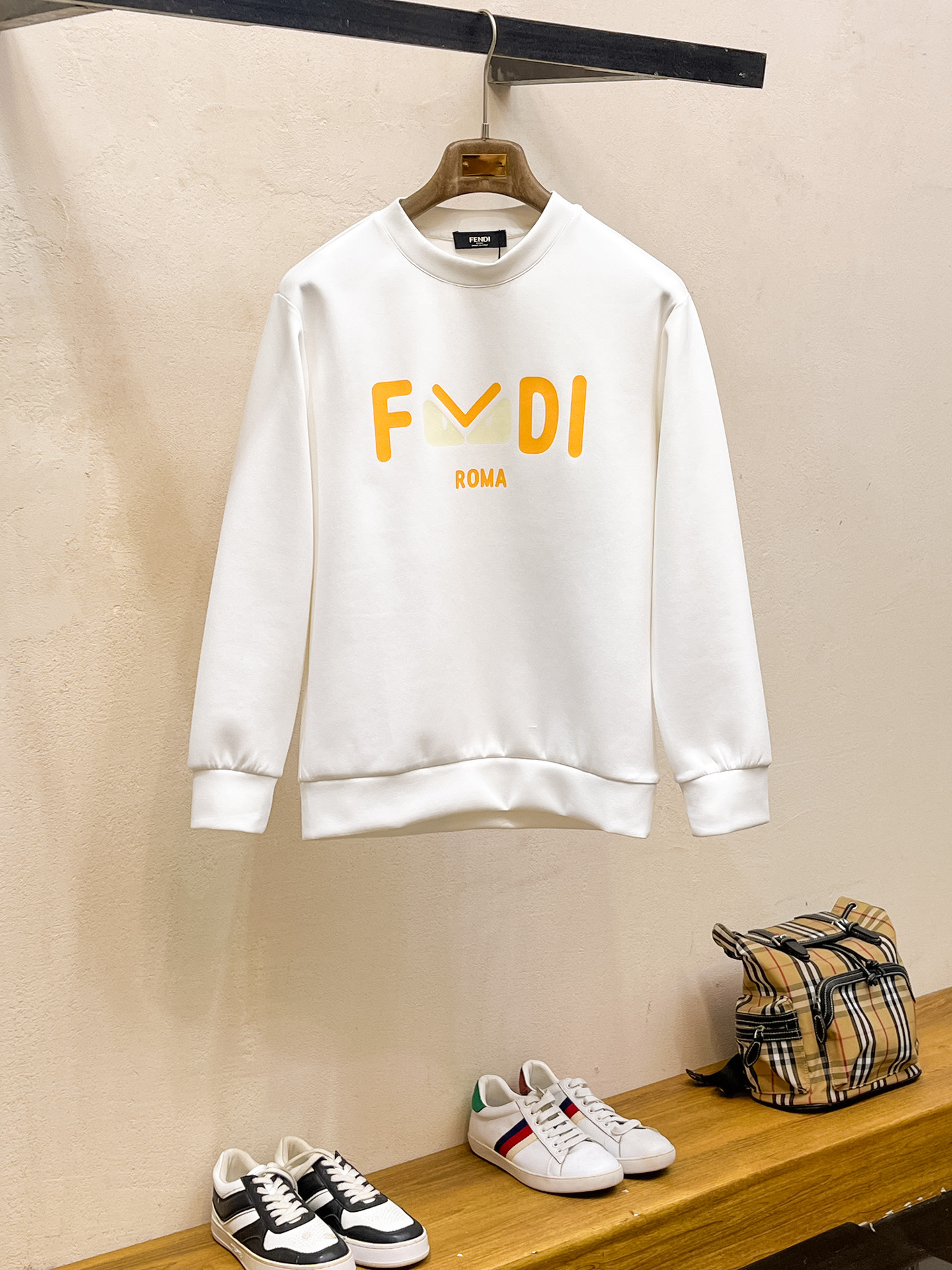 NO:623252,Fendi 2025 Autumn and Winter Men's Letter Logo Pullover Space Cotton Sweatshirt Classic OS version, simple yet stylish. Daily sports and leisure business without pressure...Customer-supplied space knitted cotton, made through a micro-knitting three-dimensional process, the inside is as neat as scales, super texture, breathable and comfortable, the details and soft touch are invincible, the first choice for wearing alone! Color White/Black  Size XS/S/M/L,,fendi,hoodie,sweatshirts,alexander wang19860909芬迪 2025秋冬男士字母标识套头太空棉卫衣 经典OS版型,简约而不失格调.日常运动休闲商务毫无压力... 客供太空针织棉,经由微型针织立体工艺过程制作,内里鳞甲般工整,质感超强,透气舒适,细节感和触感柔更是无敌,单穿内搭首选! 颜色白色/黑色 尺码XS/S/M/L,,fendi,hoodie,sweatshirts,alexander wang,Men's clothing