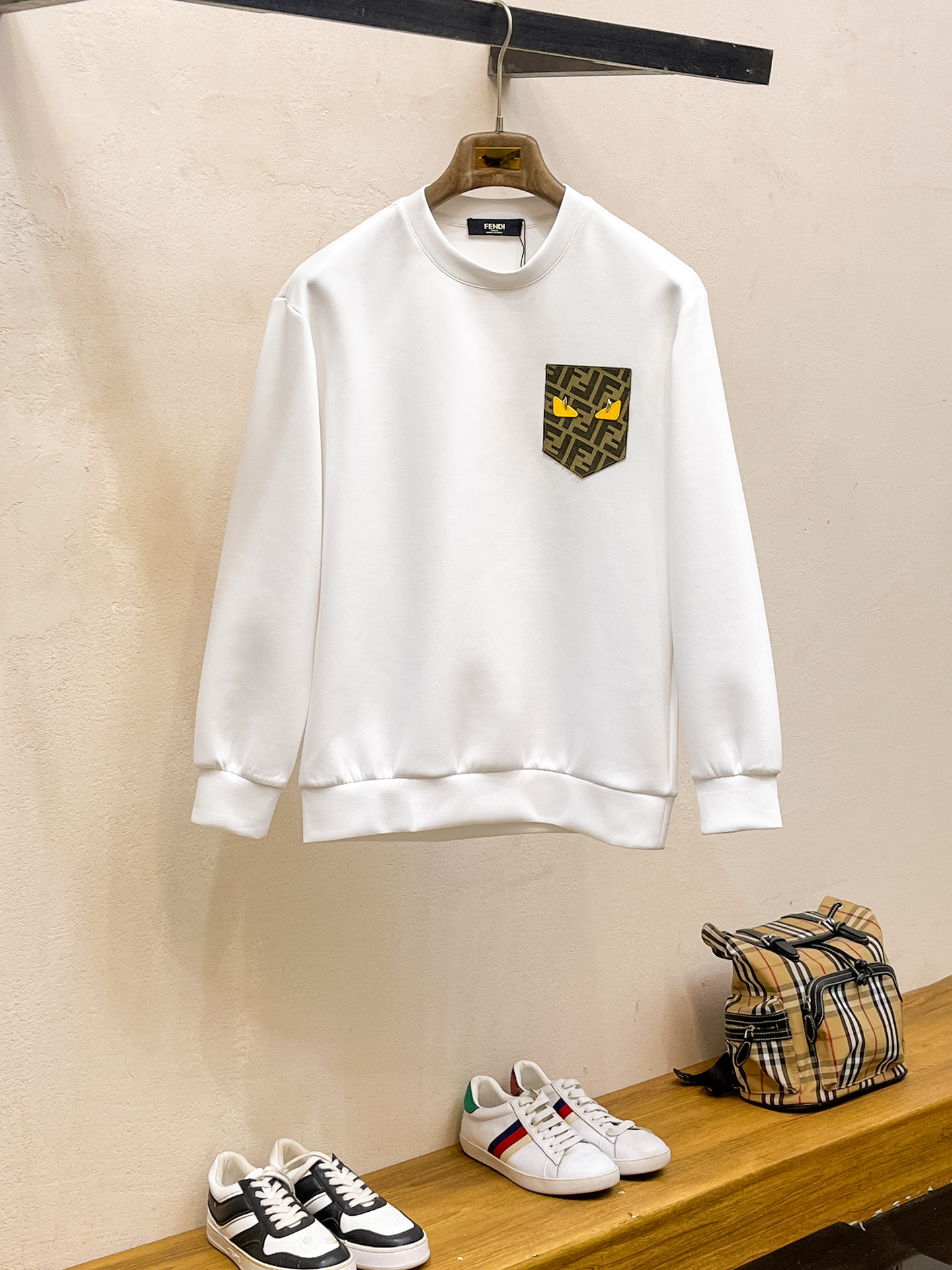 NO:623266,Fendi 2025 Autumn and Winter Men's Letter Logo Pullover Space Cotton Sweatshirt Classic OS version, simple yet stylish. Daily sports and leisure business without pressure...Customer-supplied space knitted cotton, made through a micro-knitting three-dimensional process, the inside is as neat as scales, super texture, breathable and comfortable, the details and soft touch are invincible, the first choice for wearing alone! Color White/Black  Size XS/S/M/L,,fendi,hoodie,sweatshirts,alexander wang19860909芬迪 2025秋冬男士字母标识套头太空棉卫衣 经典OS版型,简约而不失格调.日常运动休闲商务毫无压力... 客供太空针织棉,经由微型针织立体工艺过程制作,内里鳞甲般工整,质感超强,透气舒适,细节感和触感柔更是无敌,单穿内搭首选! 颜色白色/黑色 尺码XS/S/M/L,,fendi,hoodie,sweatshirts,alexander wang,Men's clothing