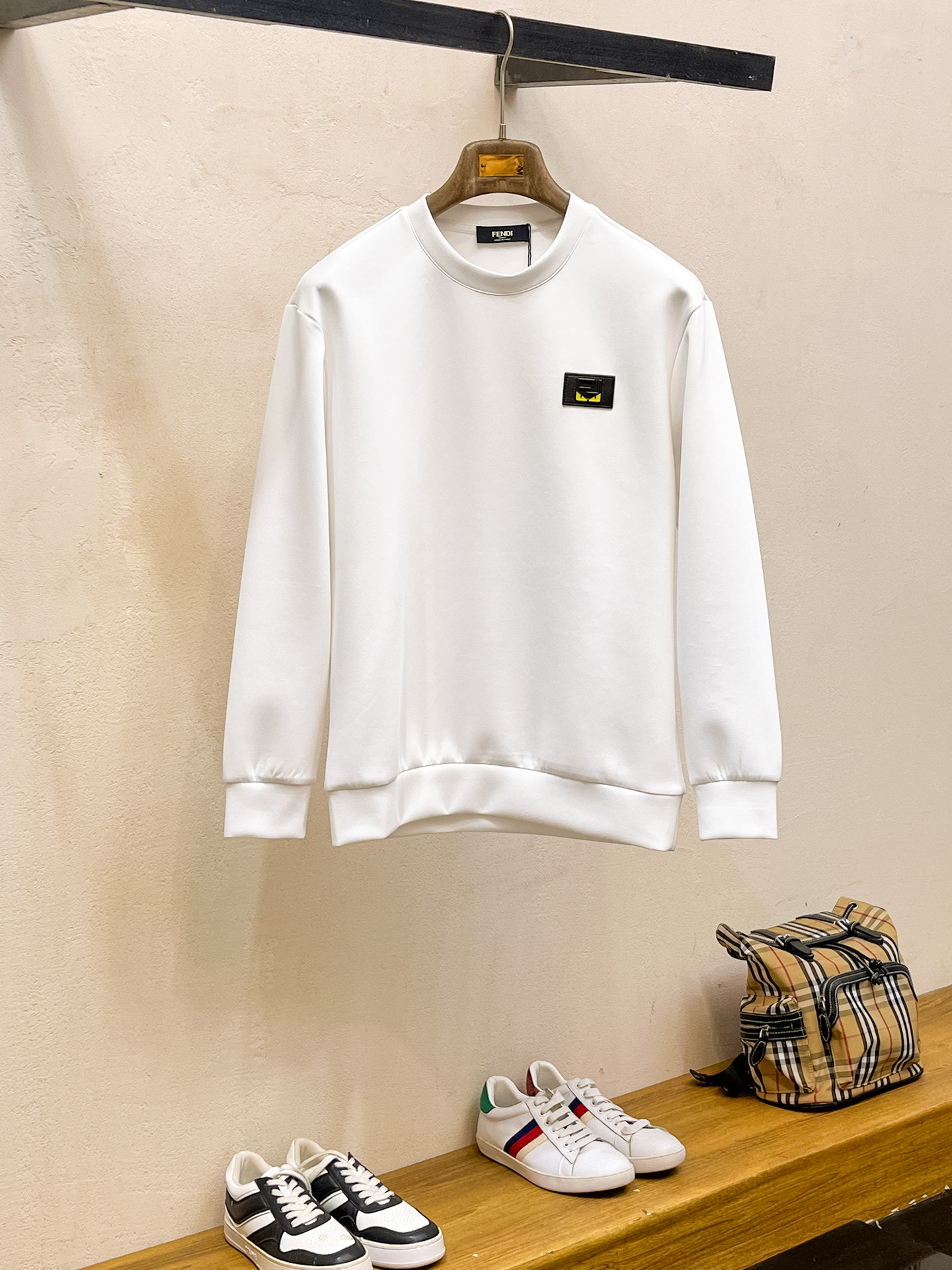 NO:623272,Fendi 2025 Autumn and Winter Men's Letter Logo Pullover Space Cotton Sweatshirt Classic OS version, simple yet stylish. Daily sports and leisure business without pressure...Customer-supplied space knitted cotton, made through a micro-knitting three-dimensional process, the inside is as neat as scales, super texture, breathable and comfortable, the details and soft touch are invincible, the first choice for wearing alone! Color White/Black  Size XS/S/M/L,,fendi,hoodie,sweatshirts,alexander wang19860909芬迪 2025秋冬男士字母标识套头太空棉卫衣 经典OS版型,简约而不失格调.日常运动休闲商务毫无压力... 客供太空针织棉,经由微型针织立体工艺过程制作,内里鳞甲般工整,质感超强,透气舒适,细节感和触感柔更是无敌,单穿内搭首选! 颜色白色/黑色 尺码XS/S/M/L,,fendi,hoodie,sweatshirts,alexander wang,Men's clothing