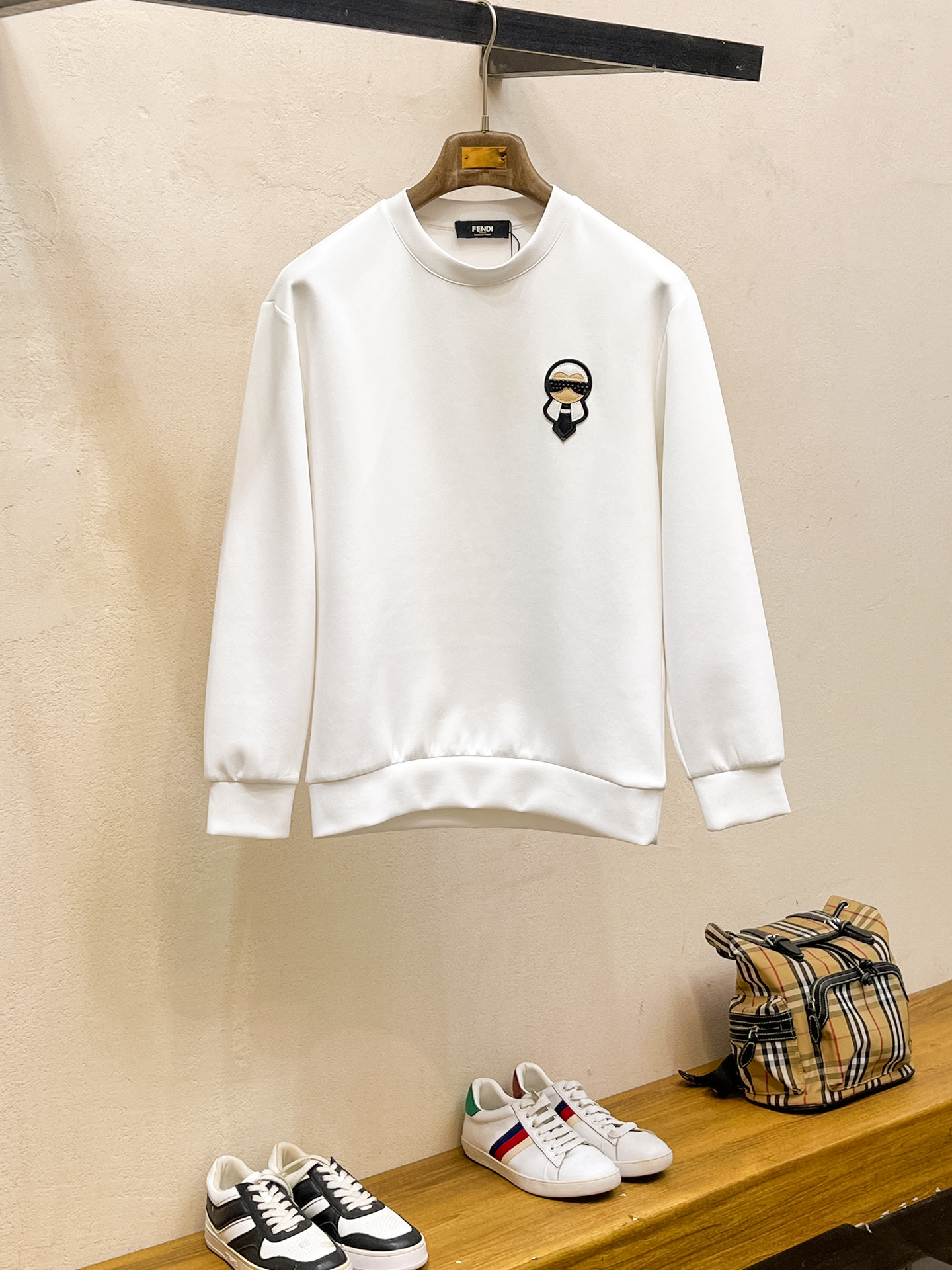 NO:623271,Fendi 2025 Autumn and Winter Men's Letter Logo Pullover Space Cotton Sweatshirt Classic OS version, simple yet stylish. Daily sports and leisure business without pressure...Customer-supplied space knitted cotton, made through a micro-knitting three-dimensional process, the inside is as neat as scales, super texture, breathable and comfortable, the details and soft touch are invincible, the first choice for wearing alone! Color White/Black  Size XS/S/M/L,,fendi,hoodie,sweatshirts,alexander wang19860909芬迪 2025秋冬男士字母标识套头太空棉卫衣 经典OS版型,简约而不失格调.日常运动休闲商务毫无压力... 客供太空针织棉,经由微型针织立体工艺过程制作,内里鳞甲般工整,质感超强,透气舒适,细节感和触感柔更是无敌,单穿内搭首选! 颜色白色/黑色 尺码XS/S/M/L,,fendi,hoodie,sweatshirts,alexander wang,Men's clothing