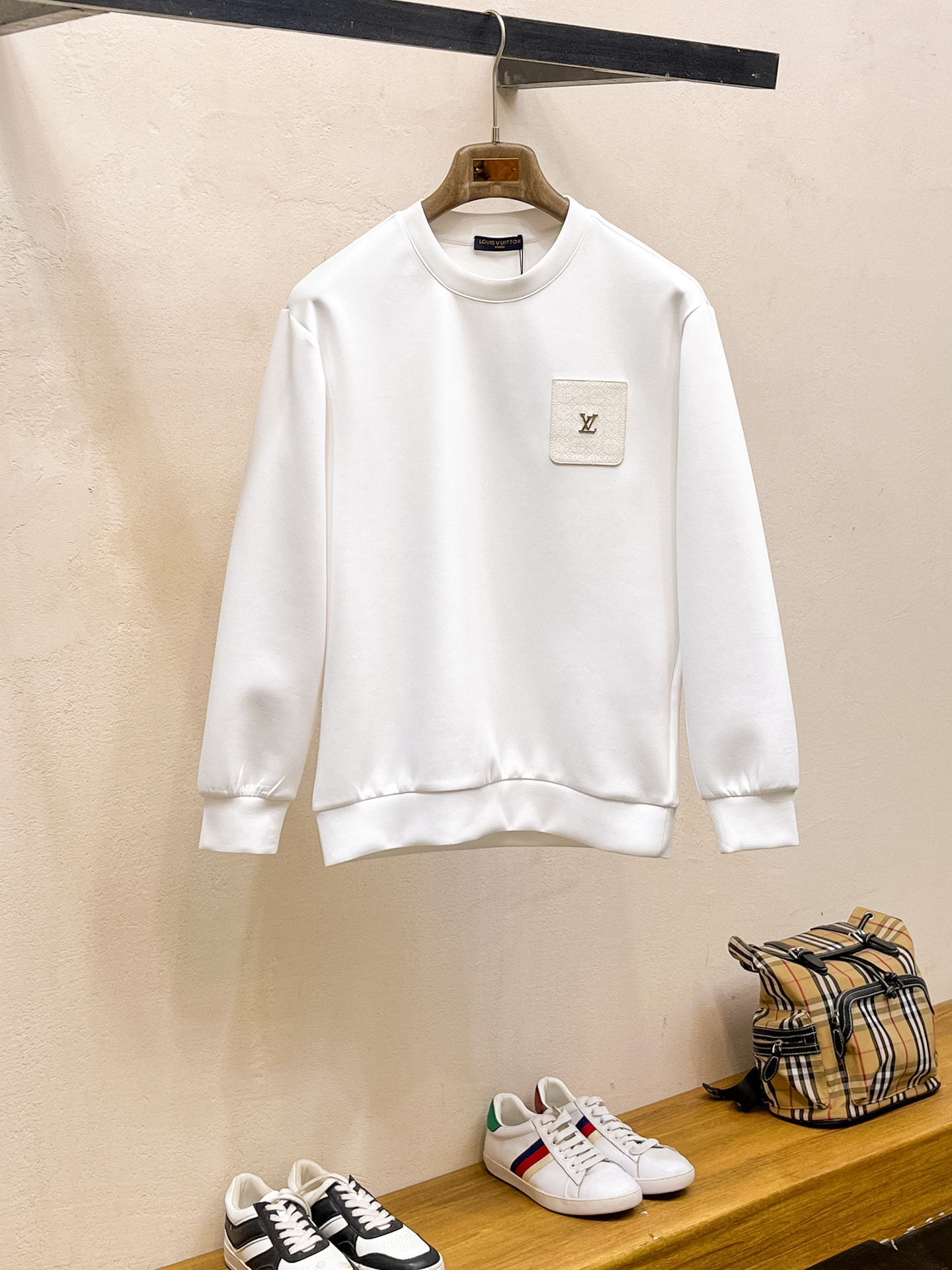 NO:623254,LV 2025 autumn and winter men's letter logo pullover space cotton sweatshirt. Classic OS version, simple yet stylish. Daily sports and leisure business without pressure...Customer-supplied space knitted cotton, made through micro-knitting three-dimensional process, the inside is as neat as scales, super texture, breathable and comfortable, the details and soft touch are invincible, the first choice for single wear and inner wear! Color white/black, size XS/S/M/L,, louis  vuitton,hoodie,sweatshirts,alexander wang19860909LV 2025秋冬男士字母标识套头太空棉卫衣 经典OS版型,简约而不失格调.日常运动休闲商务毫无压力... 客供太空针织棉,经由微型针织立体工艺过程制作,内里鳞甲般工整,质感超强,透气舒适,细节感和触感柔更是无敌,单穿内搭首选! 颜色白色/黑色 尺码XS/S/M/L,,louis vuitton,hoodie,sweatshirts,alexander wang,Men's clothing