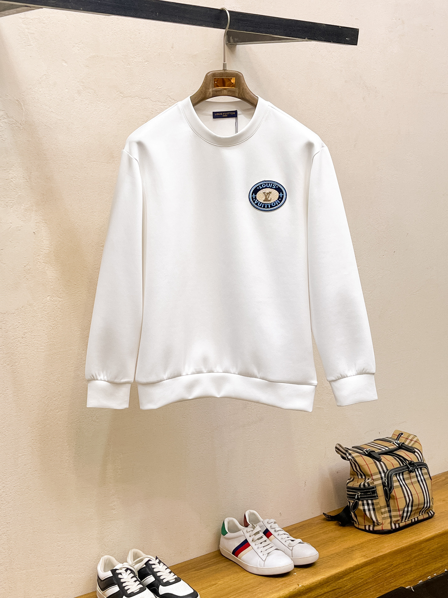 NO:623278,LV 2025 autumn and winter men's letter logo pullover space cotton sweatshirt. Classic OS version, simple yet stylish. Daily sports and leisure business without pressure...Customer-supplied space knitted cotton, made through micro-knitting three-dimensional process, the inside is as neat as scales, super texture, breathable and comfortable, the details and soft touch are invincible, the first choice for single wear and inner wear! Color white/black, size XS/S/M/L,, louis  vuitton,hoodie,sweatshirts,alexander wang19860909LV 2025秋冬男士字母标识套头太空棉卫衣 经典OS版型,简约而不失格调.日常运动休闲商务毫无压力... 客供太空针织棉,经由微型针织立体工艺过程制作,内里鳞甲般工整,质感超强,透气舒适,细节感和触感柔更是无敌,单穿内搭首选! 颜色白色/黑色 尺码XS/S/M/L,,louis vuitton,hoodie,sweatshirts,alexander wang,Men's clothing