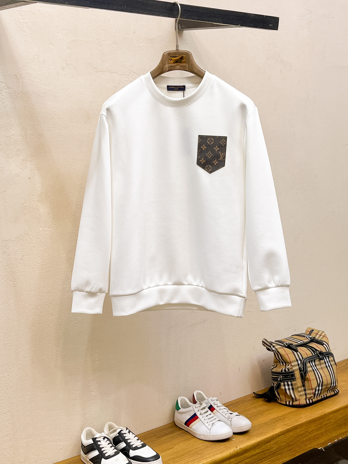 NO:623258,LV 2025 autumn and winter men's letter logo pullover space cotton sweatshirt. Classic OS version, simple yet stylish. Daily sports and leisure business without pressure...Customer-supplied space knitted cotton, made through micro-knitting three-dimensional process, the inside is as neat as scales, super texture, breathable and comfortable, the details and soft touch are invincible, the first choice for single wear and inner wear! Color white/black, size XS/S/M/L,, louis  vuitton,hoodie,sweatshirts,alexander wang19860909LV 2025秋冬男士字母标识套头太空棉卫衣 经典OS版型,简约而不失格调.日常运动休闲商务毫无压力... 客供太空针织棉,经由微型针织立体工艺过程制作,内里鳞甲般工整,质感超强,透气舒适,细节感和触感柔更是无敌,单穿内搭首选! 颜色白色/黑色 尺码XS/S/M/L,,louis vuitton,hoodie,sweatshirts,alexander wang,Men's clothing