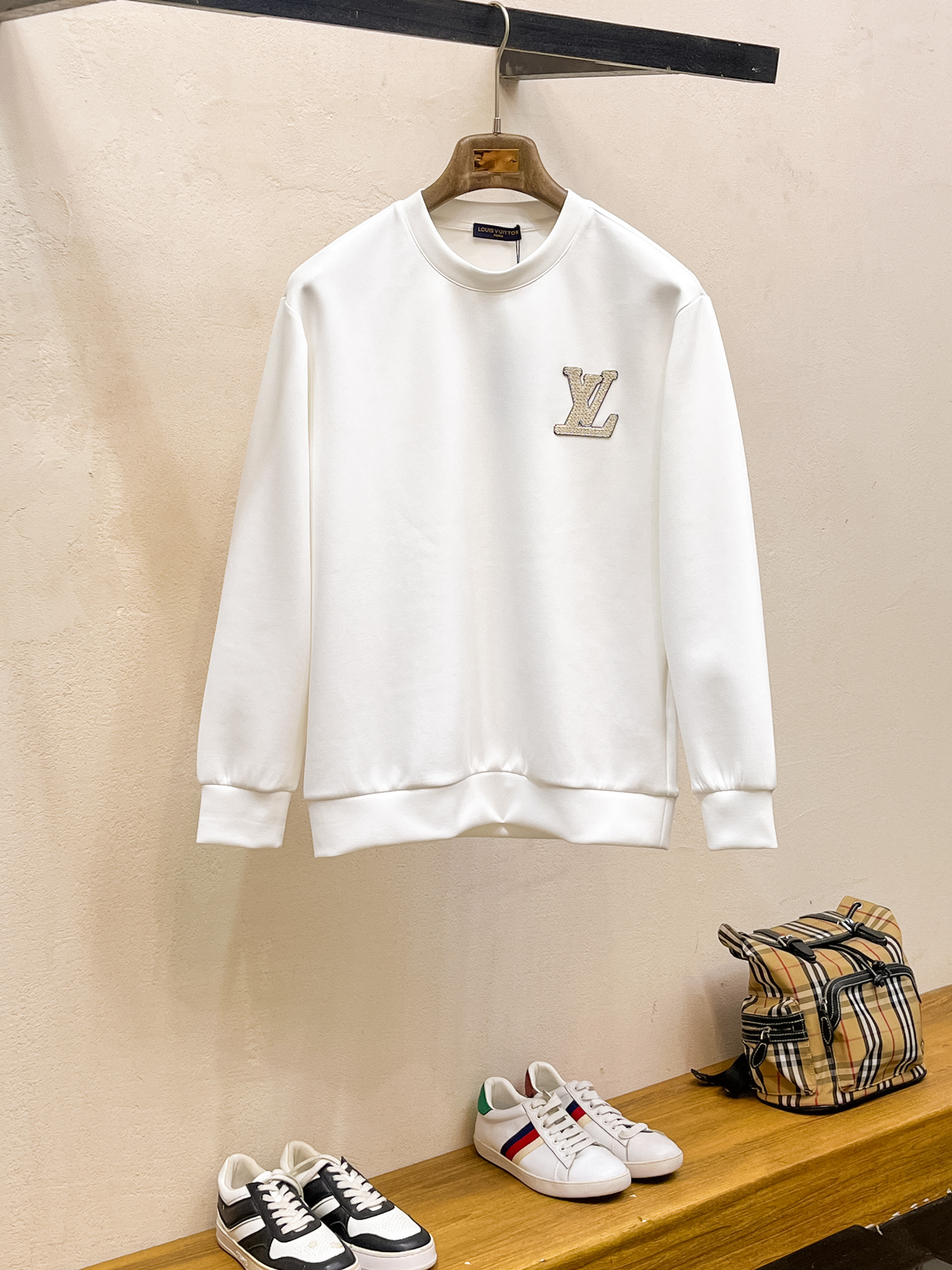 NO:623290,LV 2025 autumn and winter men's letter logo pullover space cotton sweatshirt. Classic OS version, simple yet stylish. Daily sports and leisure business without pressure...Customer-supplied space knitted cotton, made through micro-knitting three-dimensional process, the inside is as neat as scales, super texture, breathable and comfortable, the details and soft touch are invincible, the first choice for single wear and inner wear! Color white/black, size XS/S/M/L,, louis  vuitton,hoodie,sweatshirts,alexander wang19860909LV 2025秋冬男士字母标识套头太空棉卫衣 经典OS版型,简约而不失格调.日常运动休闲商务毫无压力... 客供太空针织棉,经由微型针织立体工艺过程制作,内里鳞甲般工整,质感超强,透气舒适,细节感和触感柔更是无敌,单穿内搭首选! 颜色白色/黑色 尺码XS/S/M/L,,louis vuitton,hoodie,sweatshirts,alexander wang,Men's clothing