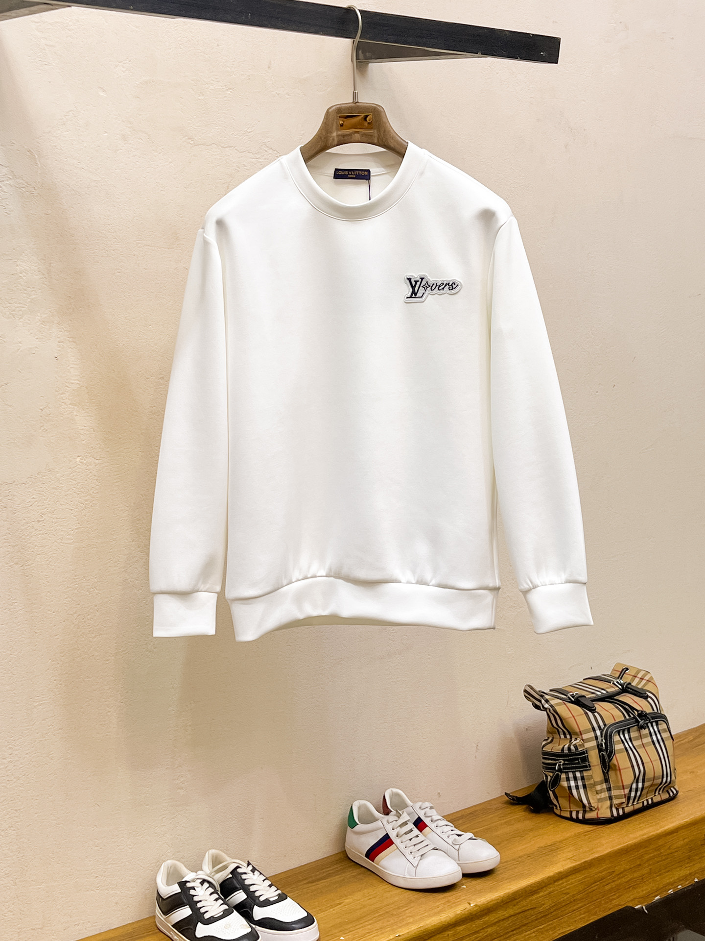 NO:623283,Lv 2025 autumn and winter men's letter logo pullover space cotton sweatshirt. Classic OS version, simple yet stylish. Daily sports and leisure business without pressure...Customer-supplied space knitted cotton, made through micro-knitting three-dimensional process, the inside is as neat as scales, super texture, breathable and comfortable, the details and soft touch are invincible, the first choice for single wear and inner wear! Color white/black, size XS/S/M/L,, louis  vuitton,hoodie,sweatshirts,alexander wang19860909Lv 2025秋冬男士字母标识套头太空棉卫衣 经典OS版型,简约而不失格调.日常运动休闲商务毫无压力... 客供太空针织棉,经由微型针织立体工艺过程制作,内里鳞甲般工整,质感超强,透气舒适,细节感和触感柔更是无敌,单穿内搭首选! 颜色白色/黑色 尺码XS/S/M/L,,louis vuitton,hoodie,sweatshirts,alexander wang,Men's clothing