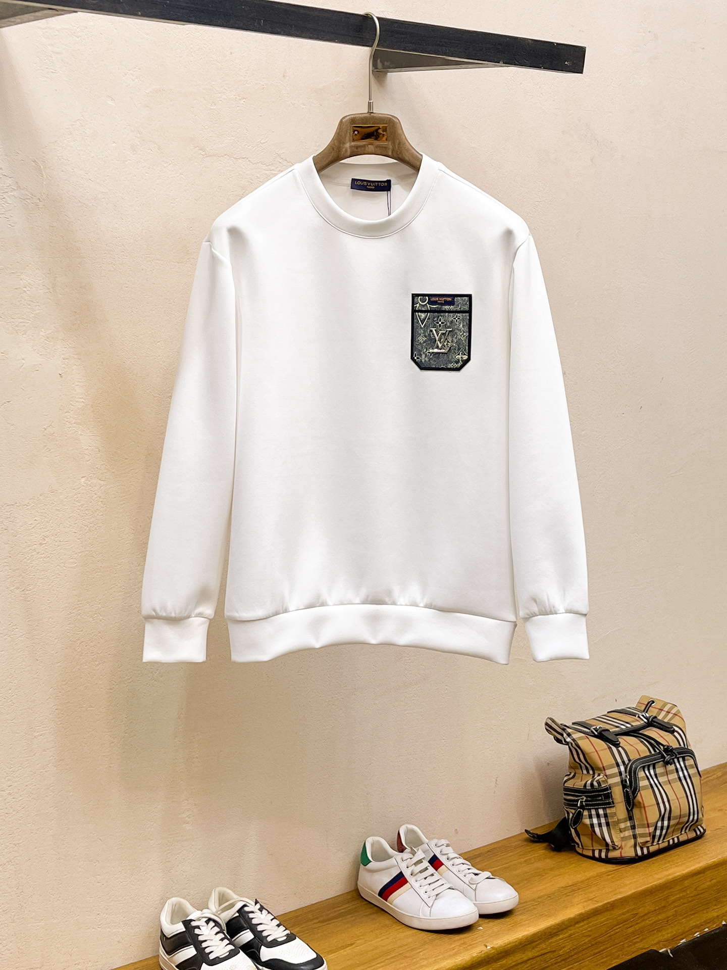 NO:623276,LV 2025 autumn and winter men's letter logo pullover space cotton sweatshirt. Classic OS version, simple yet stylish. Daily sports and leisure business without pressure...Customer-supplied space knitted cotton, made through micro-knitting three-dimensional process, the inside is as neat as scales, super texture, breathable and comfortable, the details and soft touch are invincible, the first choice for single wear and inner wear! Color white/black, size XS/S/M/L,, louis  vuitton,hoodie,sweatshirts,alexander wang19860909LV 2025秋冬男士字母标识套头太空棉卫衣 经典OS版型,简约而不失格调.日常运动休闲商务毫无压力... 客供太空针织棉,经由微型针织立体工艺过程制作,内里鳞甲般工整,质感超强,透气舒适,细节感和触感柔更是无敌,单穿内搭首选! 颜色白色/黑色 尺码XS/S/M/L,,louis vuitton,hoodie,sweatshirts,alexander wang,Men's clothing