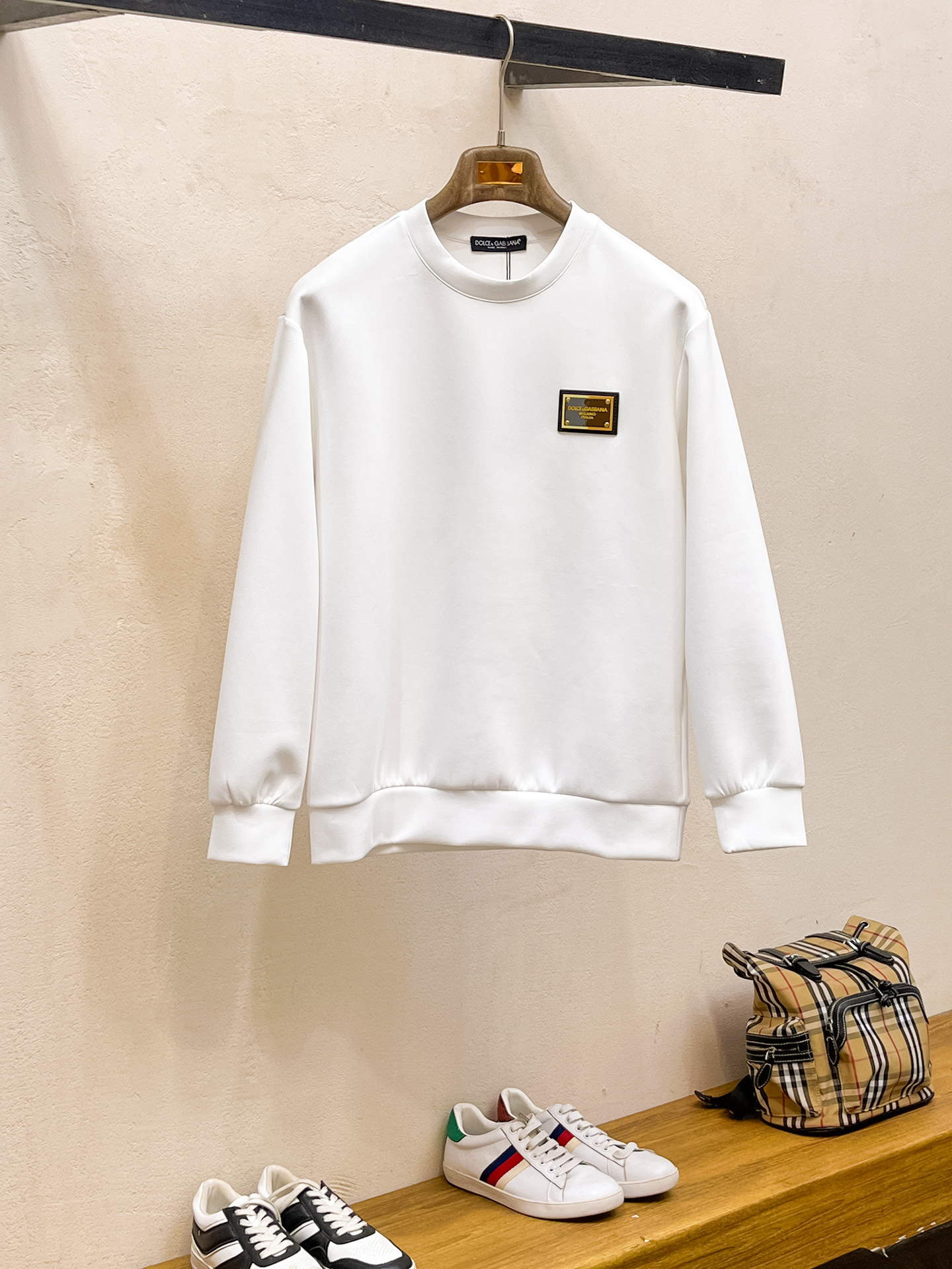 NO:623270,DG 2025 autumn and winter men's letter logo pullover space cotton sweatshirt. Classic OS version, simple yet stylish. Daily sports and leisure business without pressure...Customer-supplied space knitted cotton, made through a micro-knitting three-dimensional process, the inner lining is as neat as scales, super texture, breathable and comfortable, with an invincible sense of detail and soft touch. It is the first choice for single wear and inner wear! Color white/black  Size XS/S/M/L,,hoodie,sweatshirts,alexander wang19860909DG 2025秋冬男士字母标识套头太空棉卫衣 经典OS版型,简约而不失格调.日常运动休闲商务毫无压力... 客供太空针织棉,经由微型针织立体工艺过程制作,内里鳞甲般工整,质感超强,透气舒适,细节感和触感柔更是无敌,单穿内搭首选! 颜色白色/黑色 尺码XS/S/M/L,,hoodie,sweatshirts,alexander wang,Men's clothing