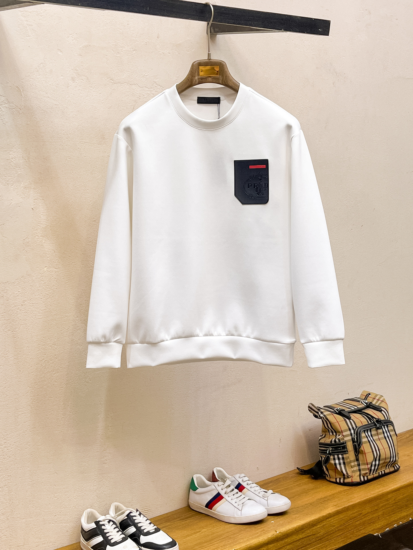 NO:623299,Prada 2025 Autumn and Winter Men's Letter Logo Pullover Space Cotton Sweatshirt Classic OS version, simple yet stylish. No pressure for daily sports, leisure and business...Customer-supplied space knitted cotton, made through a micro-knitting three-dimensional process. The inside is as neat as scales, with super texture, breathable and comfortable, and an invincible sense of detail and soft touch. It is the first choice for wearing alone! Color White/Black  Size XS/S/M/L,,prada,hoodie,sweatshirts,alexander wang19860909普拉达 2025秋冬男士字母标识套头太空棉卫衣 经典OS版型,简约而不失格调.日常运动休闲商务毫无压力... 客供太空针织棉,经由微型针织立体工艺过程制作,内里鳞甲般工整,质感超强,透气舒适,细节感和触感柔更是无敌,单穿内搭首选! 颜色白色/黑色 尺码XS/S/M/L,,prada,hoodie,sweatshirts,alexander wang,Men's clothing