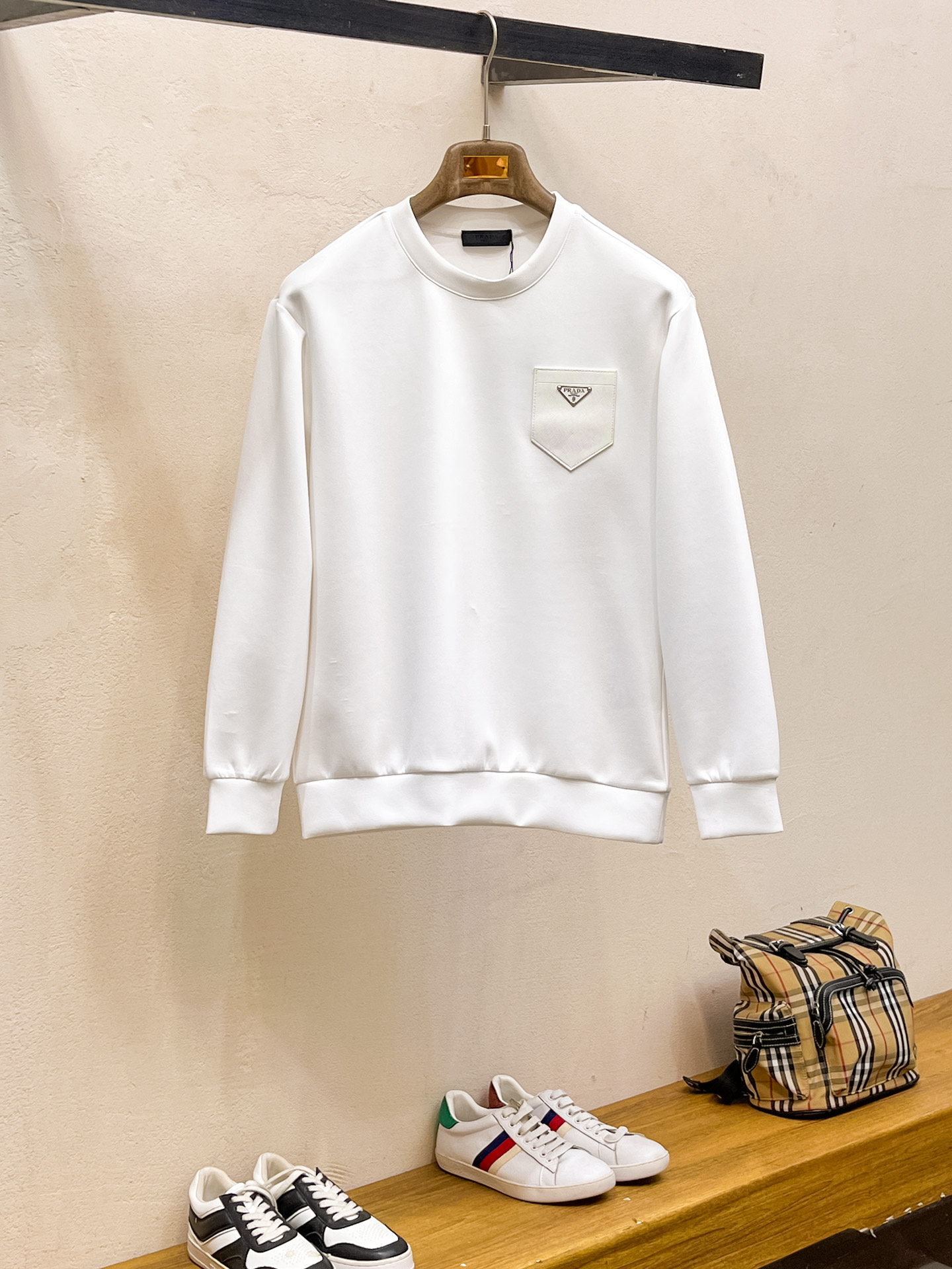 NO:623277,Prada 2025 Autumn and Winter Men's Letter Logo Pullover Space Cotton Sweatshirt Classic OS version, simple yet stylish. No pressure for daily sports, leisure and business...Customer-supplied space knitted cotton, made through a micro-knitting three-dimensional process. The inside is as neat as scales, with super texture, breathable and comfortable, and an invincible sense of detail and soft touch. It is the first choice for wearing alone! Color White/Black  Size XS/S/M/L,,prada,hoodie,sweatshirts,alexander wang19860909普拉达 2025秋冬男士字母标识套头太空棉卫衣 经典OS版型,简约而不失格调.日常运动休闲商务毫无压力... 客供太空针织棉,经由微型针织立体工艺过程制作,内里鳞甲般工整,质感超强,透气舒适,细节感和触感柔更是无敌,单穿内搭首选! 颜色白色/黑色 尺码XS/S/M/L,,prada,hoodie,sweatshirts,alexander wang,Men's clothing