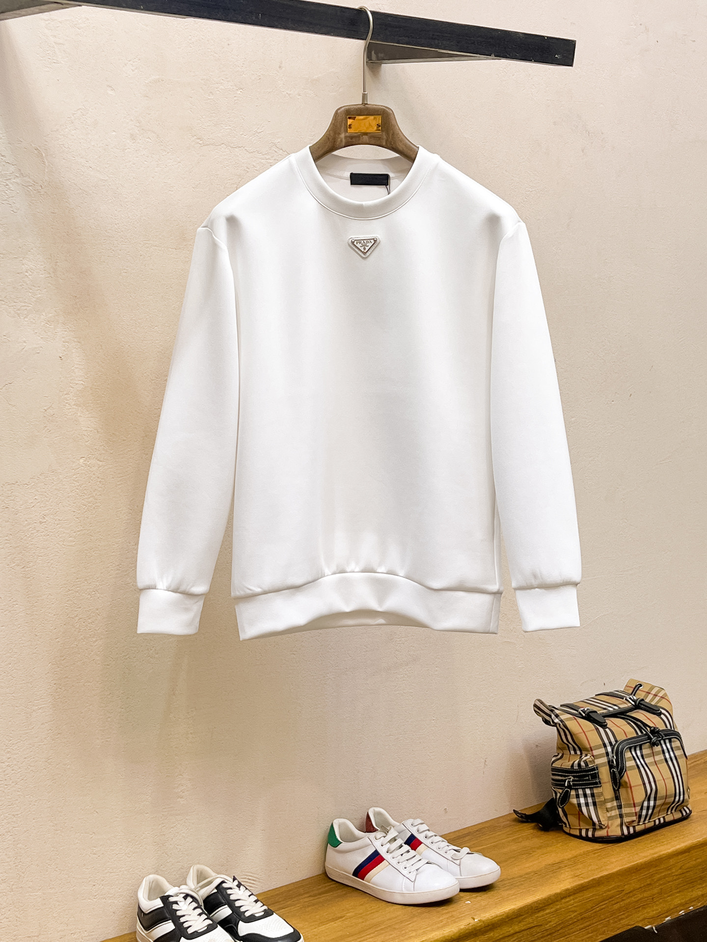 NO:623250,Prada 2025 Autumn and Winter Men's Letter Logo Pullover Space Cotton Sweatshirt Classic OS version, simple yet stylish. No pressure for daily sports, leisure and business...Customer-supplied space knitted cotton, made through a micro-knitting three-dimensional process. The inside is as neat as scales, with super texture, breathable and comfortable, and an invincible sense of detail and soft touch. It is the first choice for wearing alone! Color White/Black  Size XS/S/M/L,,prada,hoodie,sweatshirts,alexander wang19860909普拉达 2025秋冬男士字母标识套头太空棉卫衣 经典OS版型,简约而不失格调.日常运动休闲商务毫无压力... 客供太空针织棉,经由微型针织立体工艺过程制作,内里鳞甲般工整,质感超强,透气舒适,细节感和触感柔更是无敌,单穿内搭首选! 颜色白色/黑色 尺码XS/S/M/L,,prada,hoodie,sweatshirts,alexander wang,Men's clothing