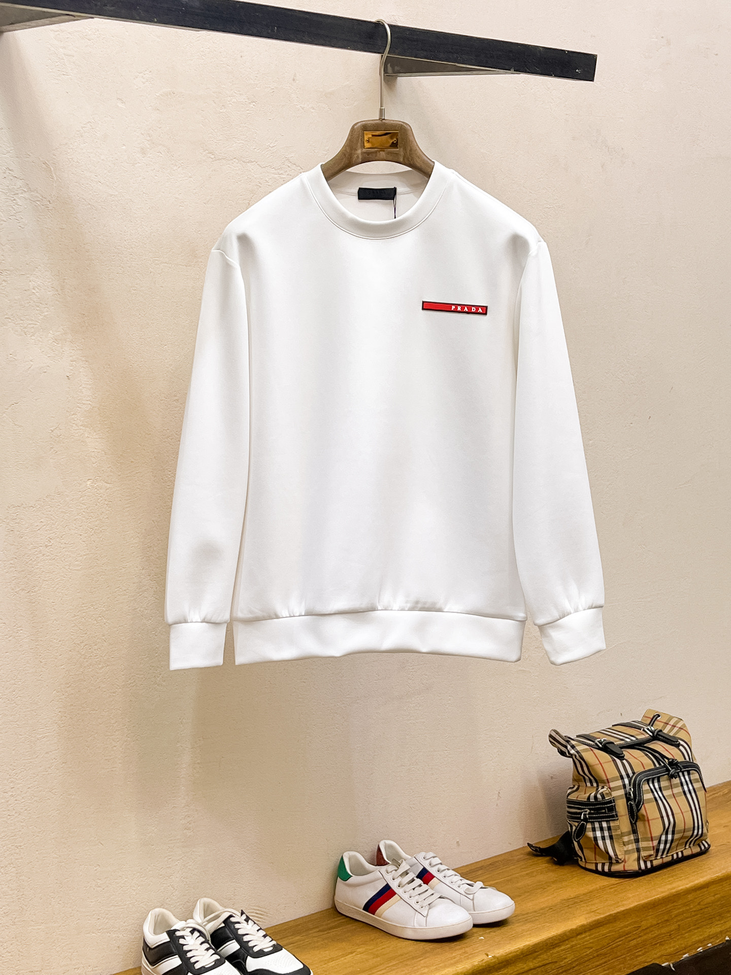 NO:623246,Prada 2025 Autumn and Winter Men's Letter Logo Pullover Space Cotton Sweatshirt Classic OS version, simple yet stylish. No pressure for daily sports, leisure and business...Customer-supplied space knitted cotton, made through a micro-knitting three-dimensional process. The inside is as neat as scales, with super texture, breathable and comfortable, and an invincible sense of detail and soft touch. It is the first choice for wearing alone! Color White/Black  Size XS/S/M/L,,prada,hoodie,sweatshirts,alexander wang19860909普拉达 2025秋冬男士字母标识套头太空棉卫衣 经典OS版型,简约而不失格调.日常运动休闲商务毫无压力... 客供太空针织棉,经由微型针织立体工艺过程制作,内里鳞甲般工整,质感超强,透气舒适,细节感和触感柔更是无敌,单穿内搭首选! 颜色白色/黑色 尺码XS/S/M/L,,prada,hoodie,sweatshirts,alexander wang,Men's clothing