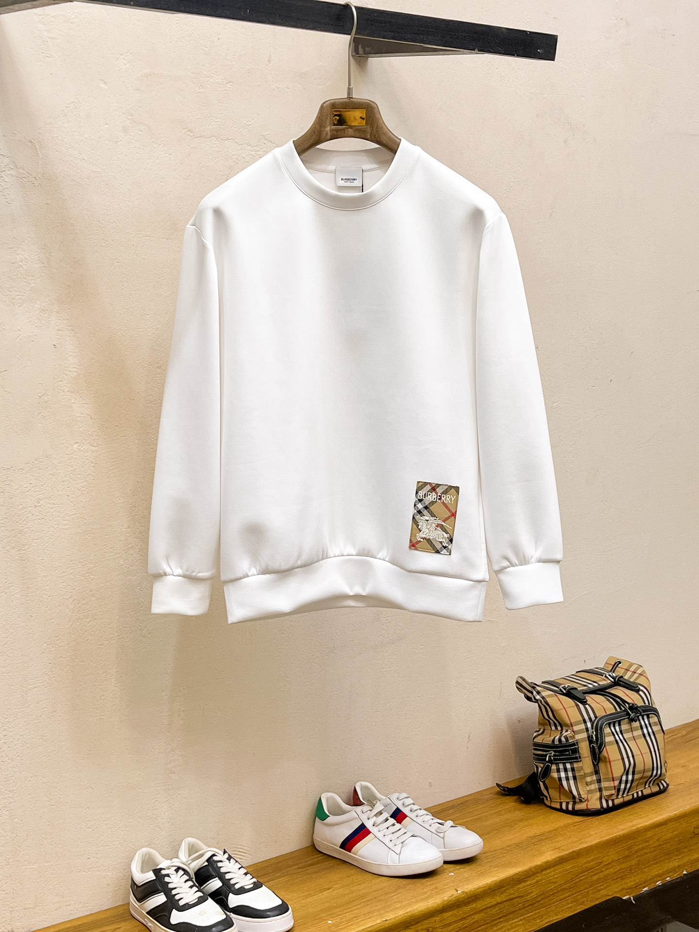 NO:623262,Burberry 2025 Autumn and Winter Men's Letter Logo Pullover Space Cotton Sweatshirt Classic OS version, simple yet stylish. Daily sports and leisure business without pressure...Customer-supplied space knitted cotton, made through a micro-knitting three-dimensional process, the inside is as neat as scales, super texture, breathable and comfortable, the details and soft touch are invincible, the first choice for wearing alone! Color White/Black  Size XS/S/M/L,,burberry,hoodie,sweatshirts,alexander wang19860909巴宝莉 2025秋冬男士字母标识套头太空棉卫衣 经典OS版型,简约而不失格调.日常运动休闲商务毫无压力... 客供太空针织棉,经由微型针织立体工艺过程制作,内里鳞甲般工整,质感超强,透气舒适,细节感和触感柔更是无敌,单穿内搭首选! 颜色白色/黑色 尺码XS/S/M/L,,burberry,hoodie,sweatshirts,alexander wang,Men's clothing