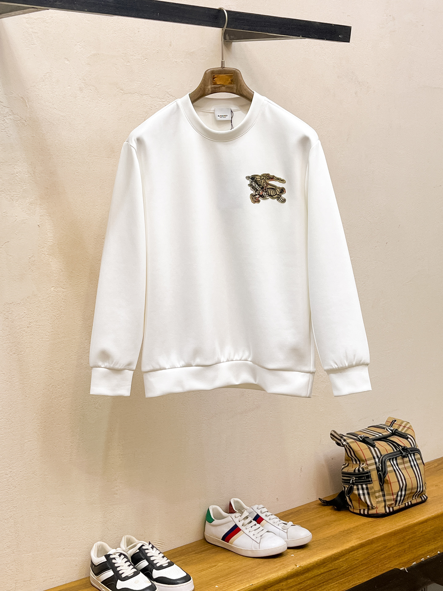 NO:623261,Burberry 2025 Autumn and Winter Men's Letter Logo Pullover Space Cotton Sweatshirt Classic OS version, simple yet stylish. Daily sports and leisure business without pressure...Customer-supplied space knitted cotton, made through a micro-knitting three-dimensional process, the inside is as neat as scales, super texture, breathable and comfortable, the details and soft touch are invincible, the first choice for wearing alone! Color White/Black  Size XS/S/M/L,,burberry,hoodie,sweatshirts,alexander wang19860909巴宝莉 2025秋冬男士字母标识套头太空棉卫衣 经典OS版型,简约而不失格调.日常运动休闲商务毫无压力... 客供太空针织棉,经由微型针织立体工艺过程制作,内里鳞甲般工整,质感超强,透气舒适,细节感和触感柔更是无敌,单穿内搭首选! 颜色白色/黑色 尺码XS/S/M/L,,burberry,hoodie,sweatshirts,alexander wang,Men's clothing