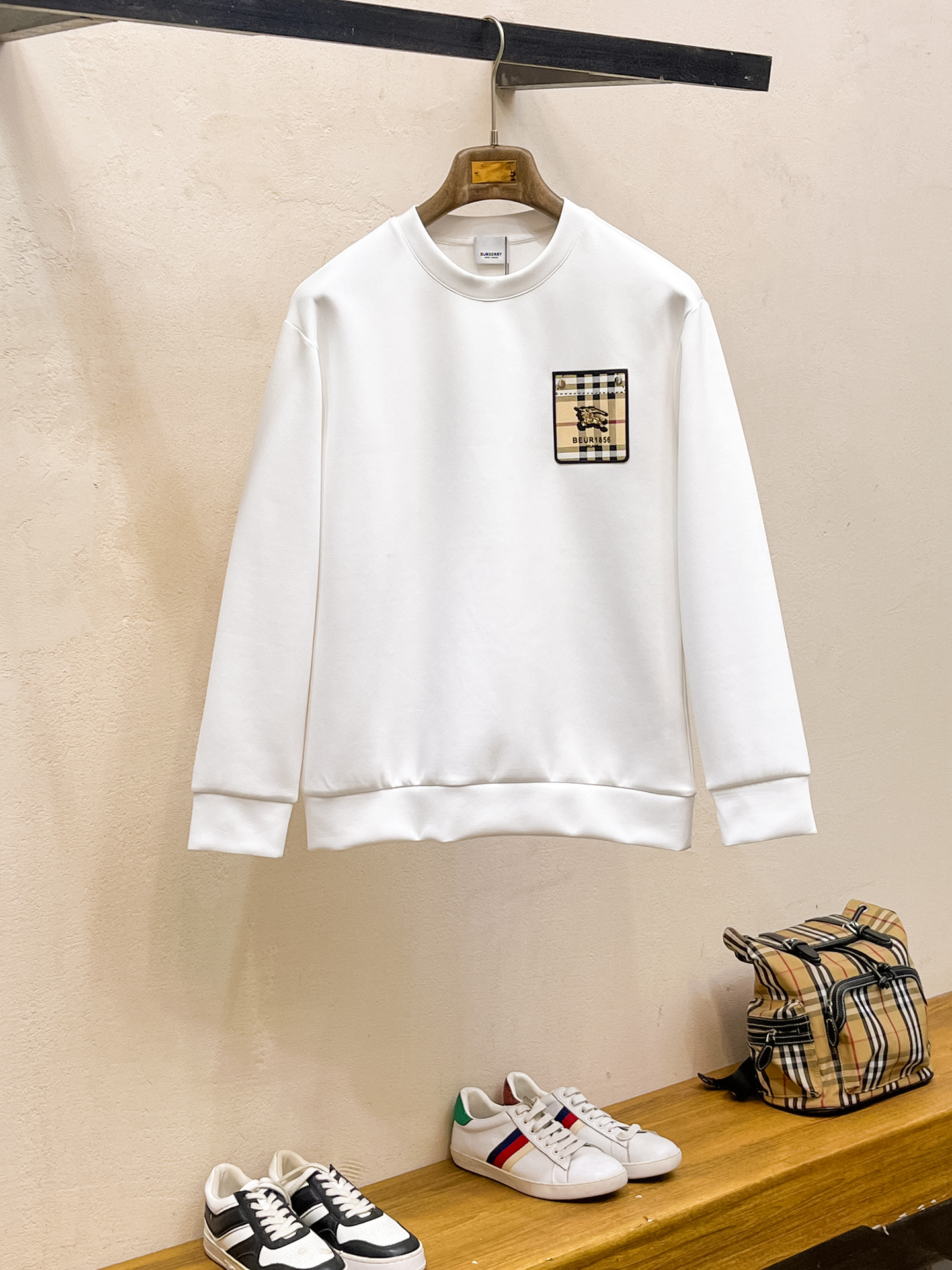 NO:623257,Burberry 2025 Autumn and Winter Men's Letter Logo Pullover Space Cotton Sweatshirt Classic OS version, simple yet stylish. Daily sports and leisure business without pressure...Customer-supplied space knitted cotton, made through a micro-knitting three-dimensional process, the inside is as neat as scales, super texture, breathable and comfortable, the details and soft touch are invincible, the first choice for wearing alone! Color White/Black  Size XS/S/M/L,,burberry,hoodie,sweatshirts,alexander wang19860909巴宝莉 2025秋冬男士字母标识套头太空棉卫衣 经典OS版型,简约而不失格调.日常运动休闲商务毫无压力... 客供太空针织棉,经由微型针织立体工艺过程制作,内里鳞甲般工整,质感超强,透气舒适,细节感和触感柔更是无敌,单穿内搭首选! 颜色白色/黑色 尺码XS/S/M/L,,burberry,hoodie,sweatshirts,alexander wang,Men's clothing