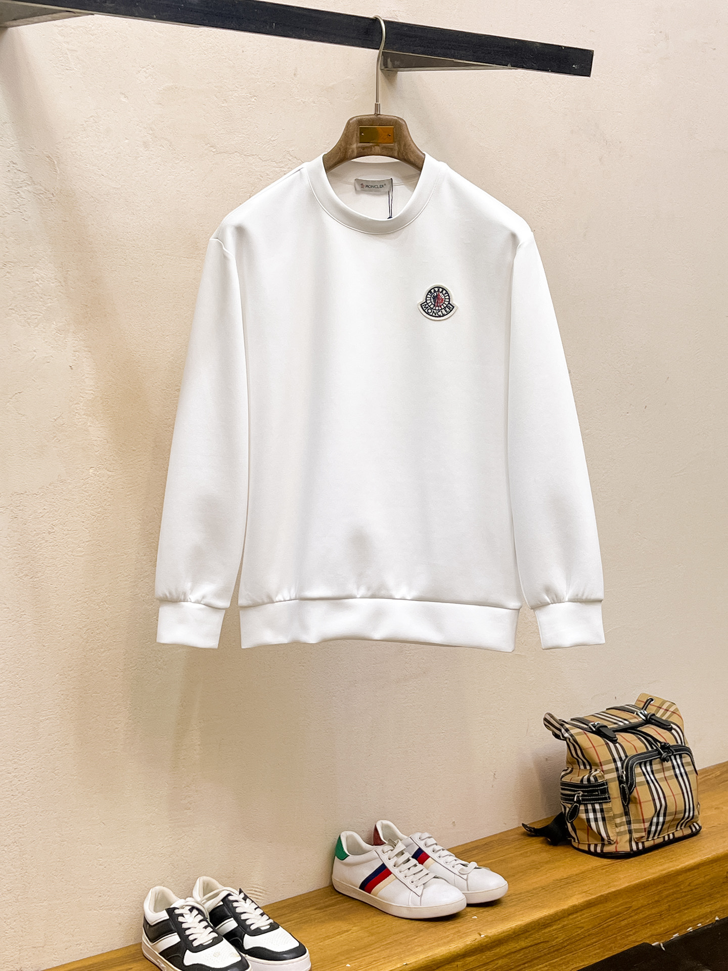 NO:623253,Meng Mouth 2025 Autumn and Winter Men's Letter Logo Pullover Space Cotton Sweatshirt Classic OS version, simple yet stylish. Daily sports and leisure business without pressure...Customer-supplied space knitted cotton, made through a micro-knitting three-dimensional process, the inside is as neat as scales, super texture, breathable and comfortable, the details and soft touch are invincible, the first choice for wearing alone! Color White/Black  Size XS/S/M/L,,Moncler,hoodie,sweatshirts,alexander wang19860909蒙口 2025秋冬男士字母标识套头太空棉卫衣 经典OS版型,简约而不失格调.日常运动休闲商务毫无压力... 客供太空针织棉,经由微型针织立体工艺过程制作,内里鳞甲般工整,质感超强,透气舒适,细节感和触感柔更是无敌,单穿内搭首选! 颜色白色/黑色 尺码XS/S/M/L,,Moncler,hoodie,sweatshirts,alexander wang,Men's clothing