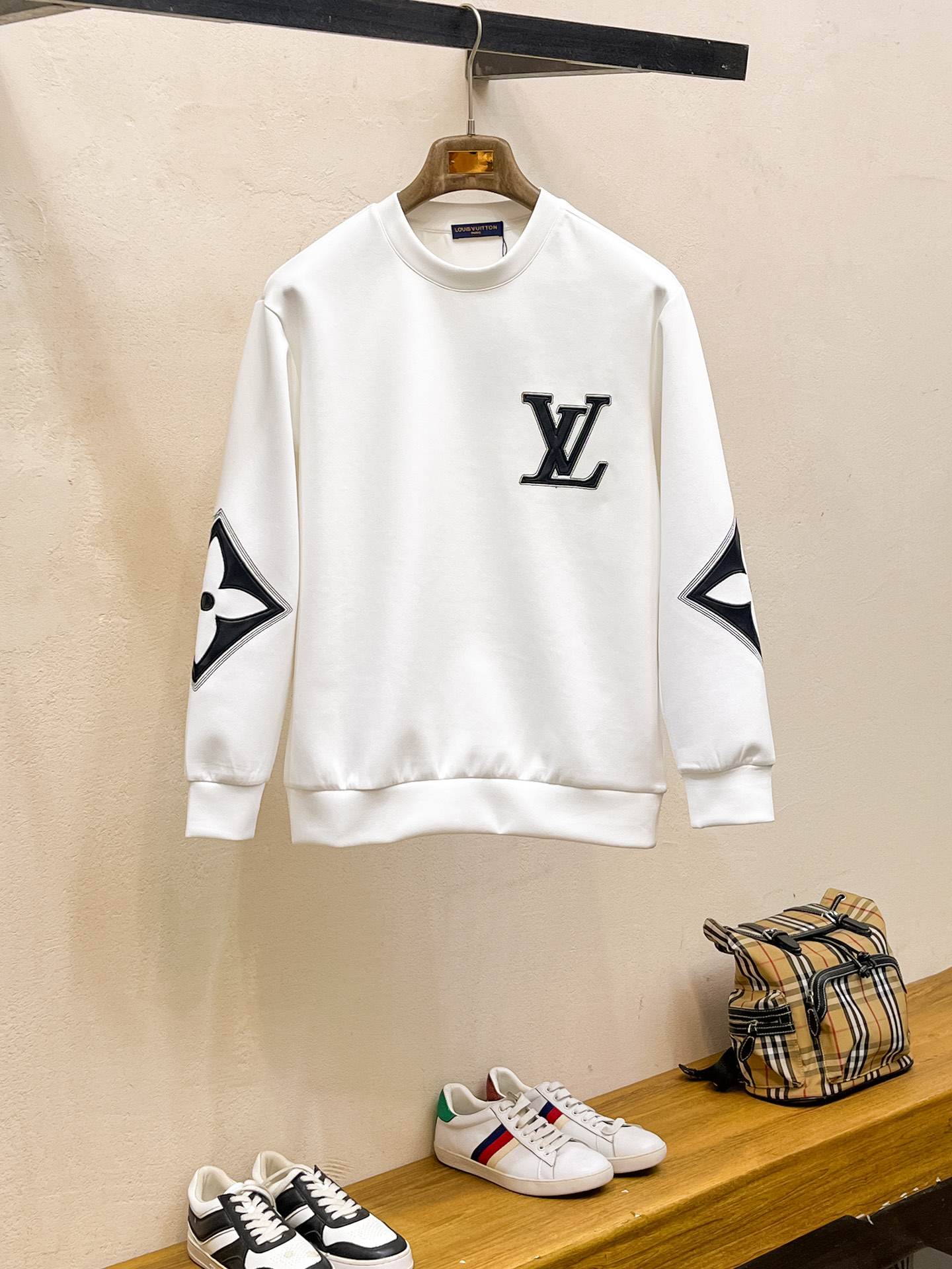NO:623259,LV 2025 autumn and winter men's letter logo pullover space cotton sweatshirt. Classic OS version, simple yet stylish. Daily sports and leisure business without pressure...Customer-supplied space knitted cotton, made through micro-knitting three-dimensional process, the inside is as neat as scales, super texture, breathable and comfortable, the details and soft touch are invincible, the first choice for single wear and inner wear! Color white/black, size XS/S/M/L,, louis  vuitton,hoodie,sweatshirts,alexander wang19860909LV 2025秋冬男士字母标识套头太空棉卫衣 经典OS版型,简约而不失格调.日常运动休闲商务毫无压力... 客供太空针织棉,经由微型针织立体工艺过程制作,内里鳞甲般工整,质感超强,透气舒适,细节感和触感柔更是无敌,单穿内搭首选! 颜色白色/黑色 尺码XS/S/M/L,,louis vuitton,hoodie,sweatshirts,alexander wang,Men's clothing