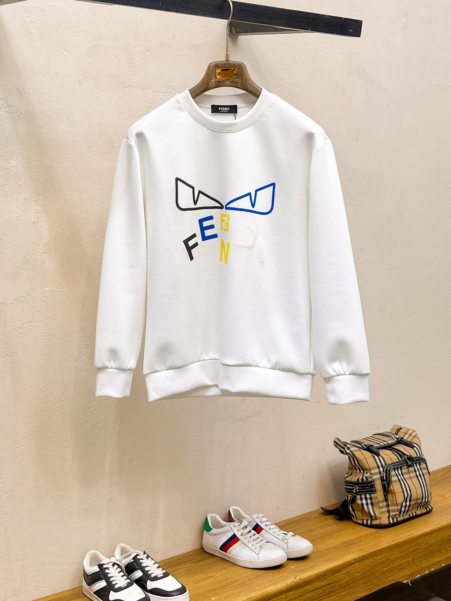 NO:623300,Fendi 2025 Autumn and Winter Men's Letter Logo Pullover Space Cotton Sweatshirt Classic OS version, simple yet stylish. Daily sports and leisure business without pressure...Customer-supplied space knitted cotton, made through a micro-knitting three-dimensional process, the inside is as neat as scales, super texture, breathable and comfortable, the details and soft touch are invincible, the first choice for wearing alone! Color White/Black  Size XS/S/M/L,,fendi,hoodie,sweatshirts,alexander wang19860909芬迪 2025秋冬男士字母标识套头太空棉卫衣 经典OS版型,简约而不失格调.日常运动休闲商务毫无压力... 客供太空针织棉,经由微型针织立体工艺过程制作,内里鳞甲般工整,质感超强,透气舒适,细节感和触感柔更是无敌,单穿内搭首选! 颜色白色/黑色 尺码XS/S/M/L,,fendi,hoodie,sweatshirts,alexander wang,Men's clothing