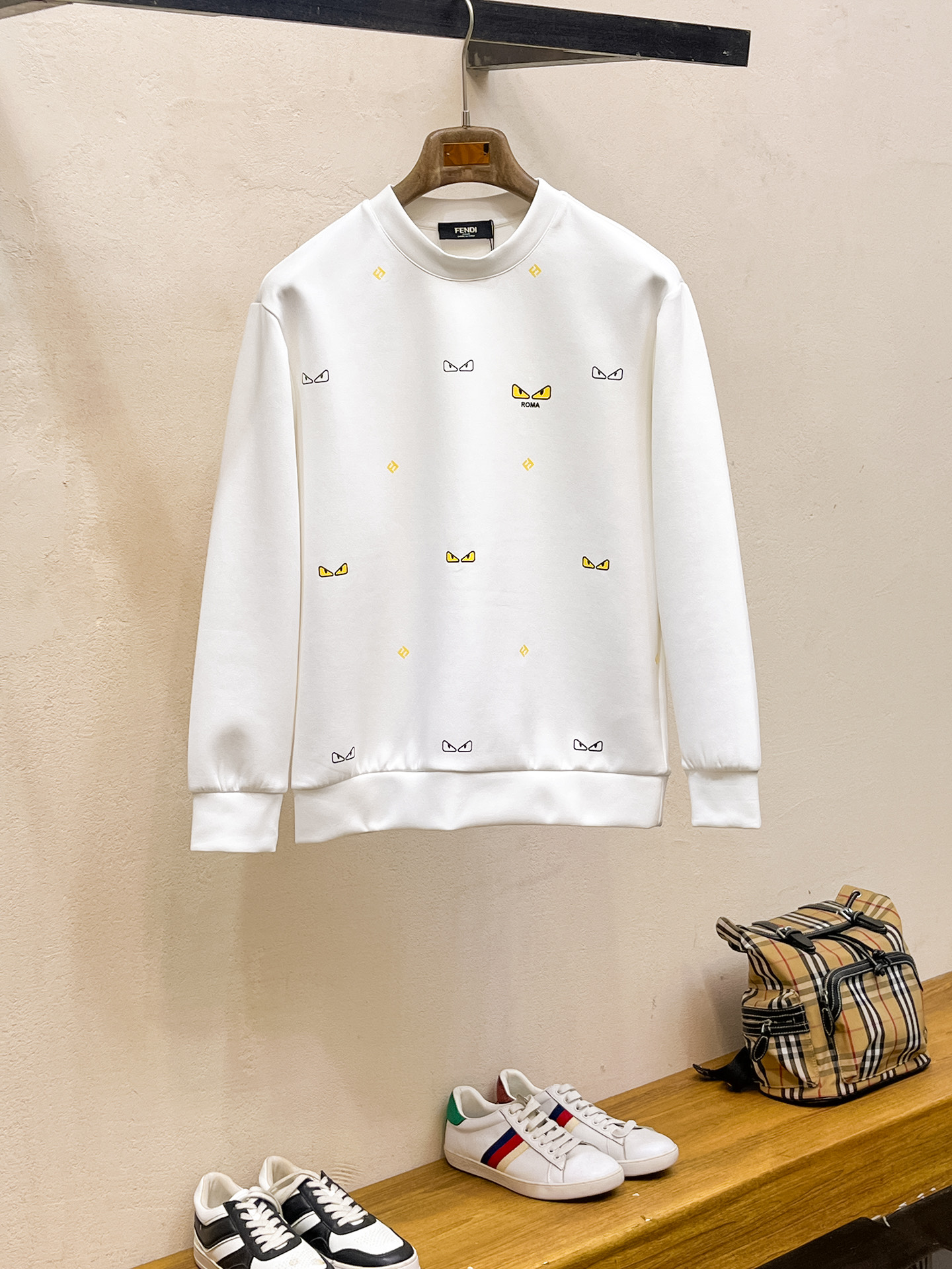 NO:623279,Fendi 2025 Autumn and Winter Men's Letter Logo Pullover Space Cotton Sweatshirt Classic OS version, simple yet stylish. Daily sports and leisure business without pressure...Customer-supplied space knitted cotton, made through a micro-knitting three-dimensional process, the inside is as neat as scales, super texture, breathable and comfortable, the details and soft touch are invincible, the first choice for wearing alone! Color White/Black  Size XS/S/M/L,,fendi,hoodie,sweatshirts,alexander wang19860909芬迪 2025秋冬男士字母标识套头太空棉卫衣 经典OS版型,简约而不失格调.日常运动休闲商务毫无压力... 客供太空针织棉,经由微型针织立体工艺过程制作,内里鳞甲般工整,质感超强,透气舒适,细节感和触感柔更是无敌,单穿内搭首选! 颜色白色/黑色 尺码XS/S/M/L,,fendi,hoodie,sweatshirts,alexander wang,Men's clothing