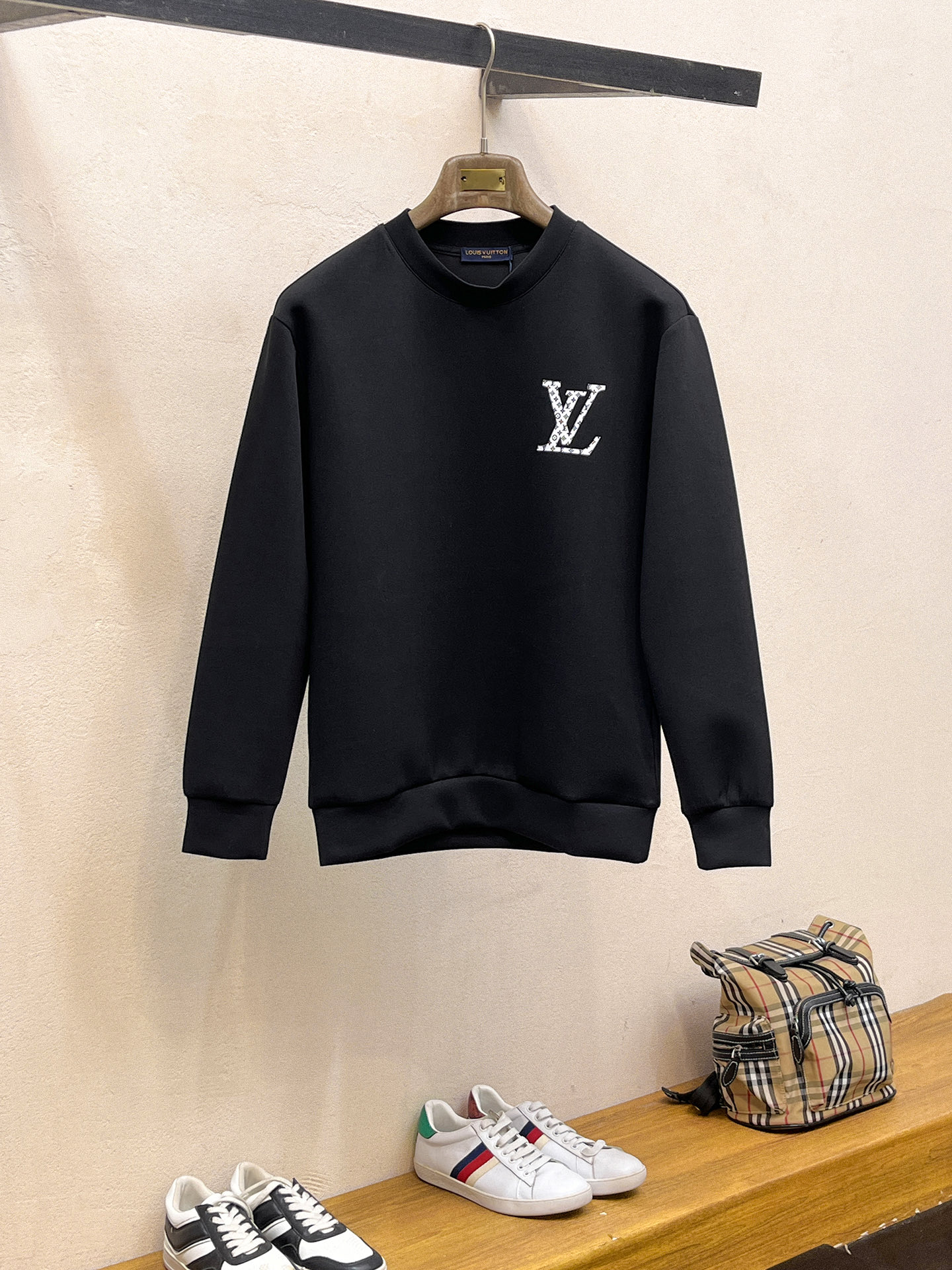 NO:623304,LV 2025 autumn and winter men's letter logo pullover space cotton sweatshirt. Classic OS version, simple yet stylish. Daily sports and leisure business without pressure...Customer-supplied space knitted cotton, made through micro-knitting three-dimensional process, the inside is as neat as scales, super texture, breathable and comfortable, the details and soft touch are invincible, the first choice for single wear and inner wear! Color white/black, size XS/S/M/L,, louis  vuitton,hoodie,sweatshirts,alexander wang19860909LV 2025秋冬男士字母标识套头太空棉卫衣 经典OS版型,简约而不失格调.日常运动休闲商务毫无压力... 客供太空针织棉,经由微型针织立体工艺过程制作,内里鳞甲般工整,质感超强,透气舒适,细节感和触感柔更是无敌,单穿内搭首选! 颜色白色/黑色 尺码XS/S/M/L,,louis vuitton,hoodie,sweatshirts,alexander wang,Men's clothing