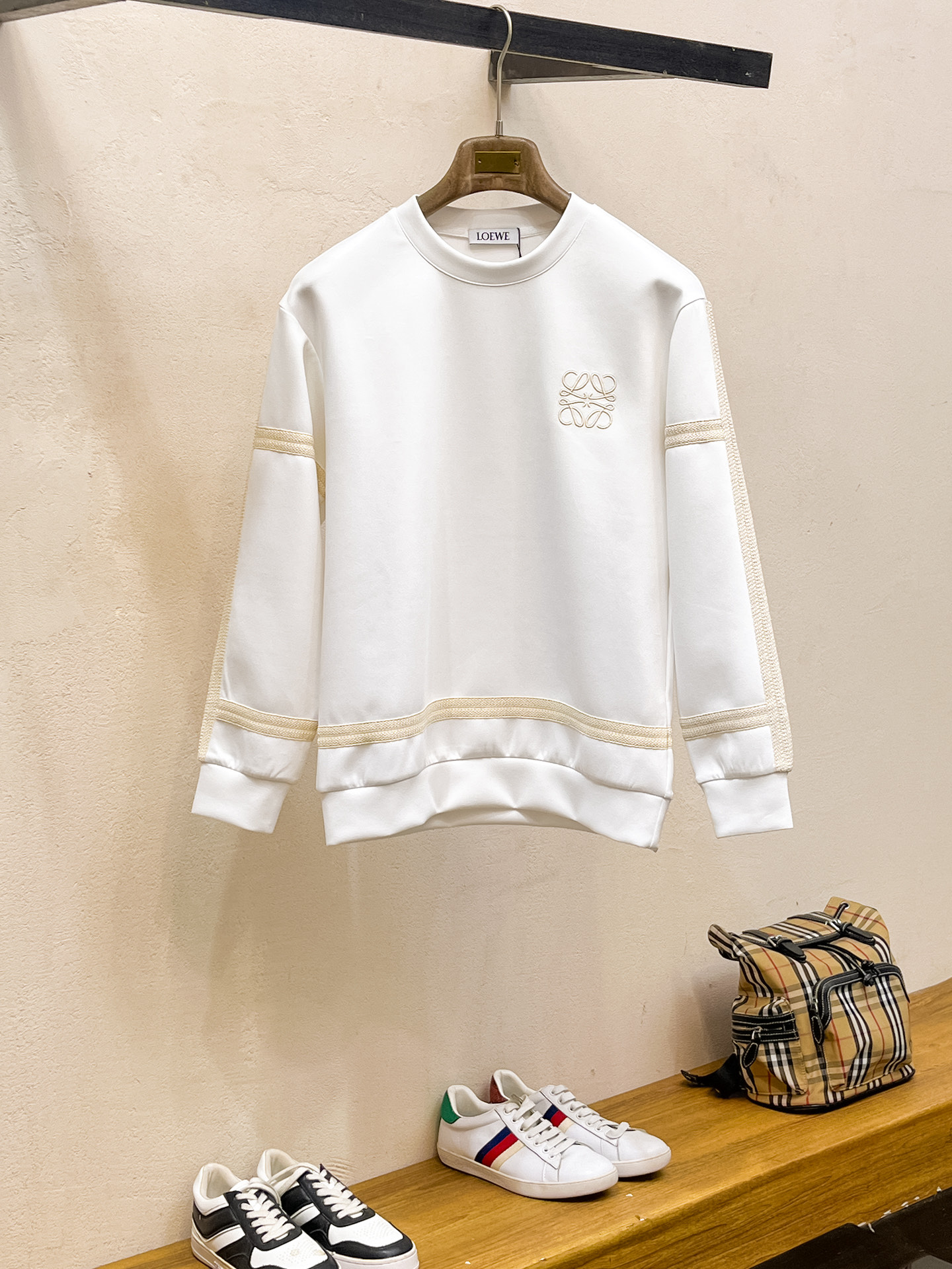 NO:623273,Loewe 2025 Autumn and Winter Men's Letter Logo Pullover Space Cotton Sweatshirt Classic OS version, simple yet stylish. Daily sports and leisure business without pressure...Customer-supplied space knitted cotton, made through a micro-knitting three-dimensional process, the inside is as neat as scales, super texture, breathable and comfortable, with an invincible sense of detail and soft touch. It is the first choice for single wear and inner wear! Color White/Black  Size XS/S/M/L,,loewe,hoodie,sweatshirts,alexander wang19860909罗意威 2025秋冬男士字母标识套头太空棉卫衣 经典OS版型,简约而不失格调.日常运动休闲商务毫无压力... 客供太空针织棉,经由微型针织立体工艺过程制作,内里鳞甲般工整,质感超强,透气舒适,细节感和触感柔更是无敌,单穿内搭首选! 颜色白色/黑色 尺码XS/S/M/L,,loewe,hoodie,sweatshirts,alexander wang,Men's clothing