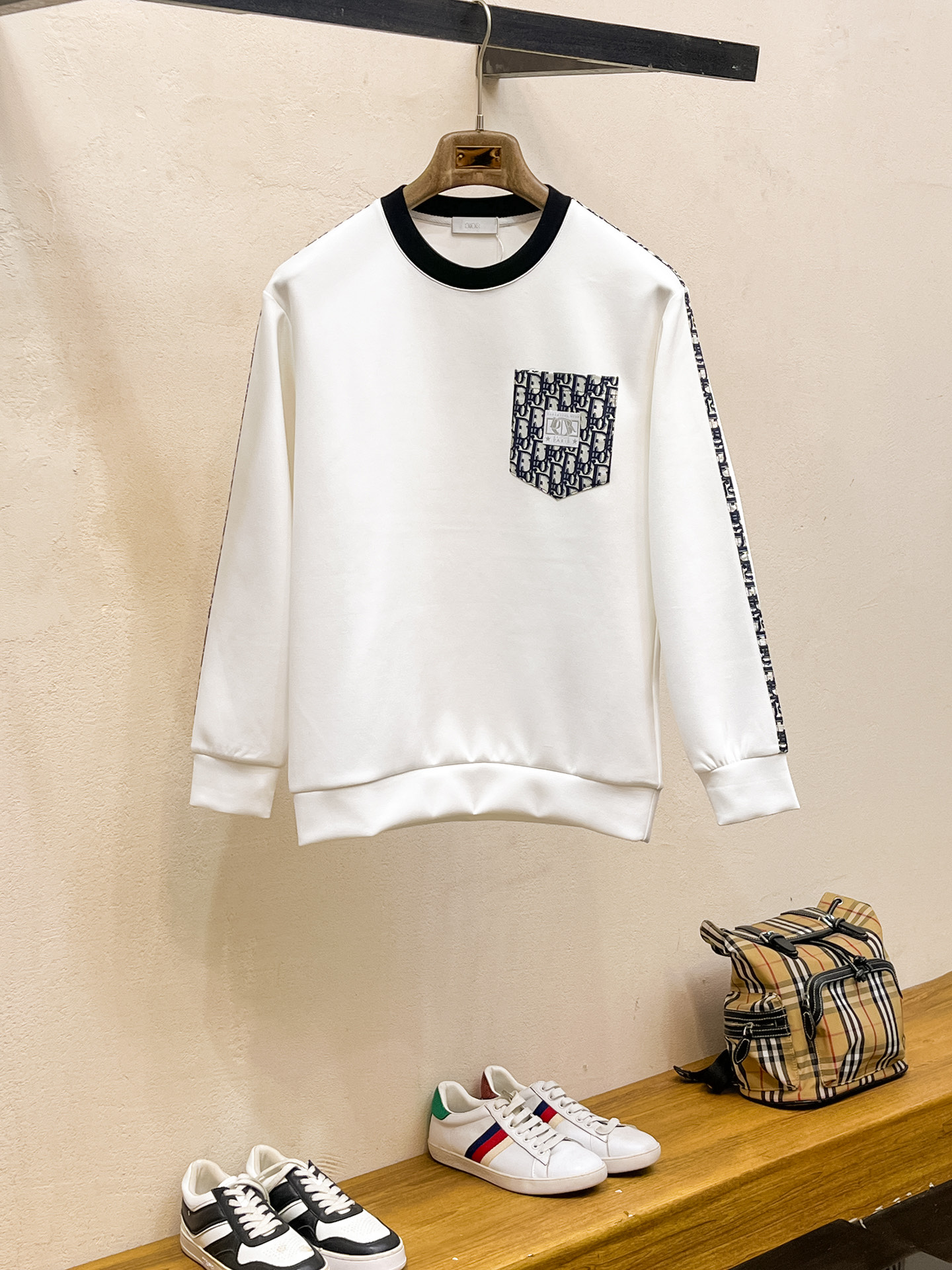 NO:623267,Dior 2025 Autumn and Winter Men's Letter Logo Pullover Space Cotton Sweatshirt Classic OS version, simple yet stylish. Daily sports and leisure business without pressure...Customer-supplied space knitted cotton, made through a micro-knitting three-dimensional process, the inside is as neat as scales, super texture, breathable and comfortable, the details and soft touch are invincible, the first choice for wearing alone! Color White/Black  Size XS/S/M/L,,dior,hoodie,sweatshirts,alexander wang19860909迪奥 2025秋冬男士字母标识套头太空棉卫衣 经典OS版型,简约而不失格调.日常运动休闲商务毫无压力... 客供太空针织棉,经由微型针织立体工艺过程制作,内里鳞甲般工整,质感超强,透气舒适,细节感和触感柔更是无敌,单穿内搭首选! 颜色白色/黑色 尺码XS/S/M/L,,dior,hoodie,sweatshirts,alexander wang,Men's clothing