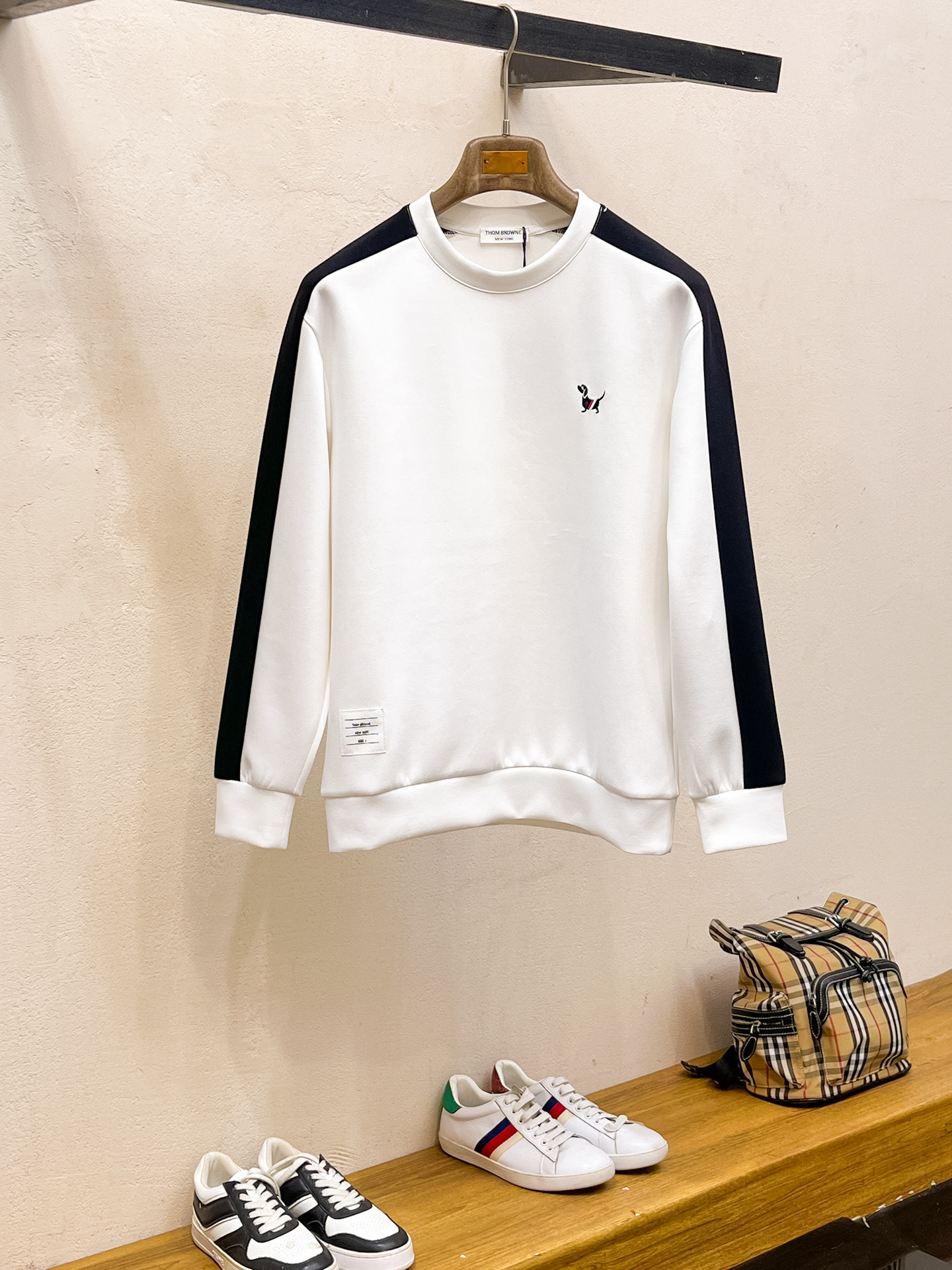 NO:623282,TB 2025 Autumn and Winter Men's Letter Logo Pullover Space Cotton Sweatshirt Classic OS version, simple yet stylish. Daily sports and leisure business without pressure...Customer-supplied space knitted cotton, made through a micro-knitting three-dimensional process, the inner lining is as neat as scales, super texture, breathable and comfortable, with an invincible sense of detail and soft touch. It is the first choice for single wear and inner wear! Color White/Black  Size XS/S/M/L,,hoodie,sweatshirts,alexander wang19860909TB 2025秋冬男士字母标识套头太空棉卫衣 经典OS版型,简约而不失格调.日常运动休闲商务毫无压力... 客供太空针织棉,经由微型针织立体工艺过程制作,内里鳞甲般工整,质感超强,透气舒适,细节感和触感柔更是无敌,单穿内搭首选! 颜色白色/黑色 尺码XS/S/M/L,,hoodie,sweatshirts,alexander wang,Men's clothing