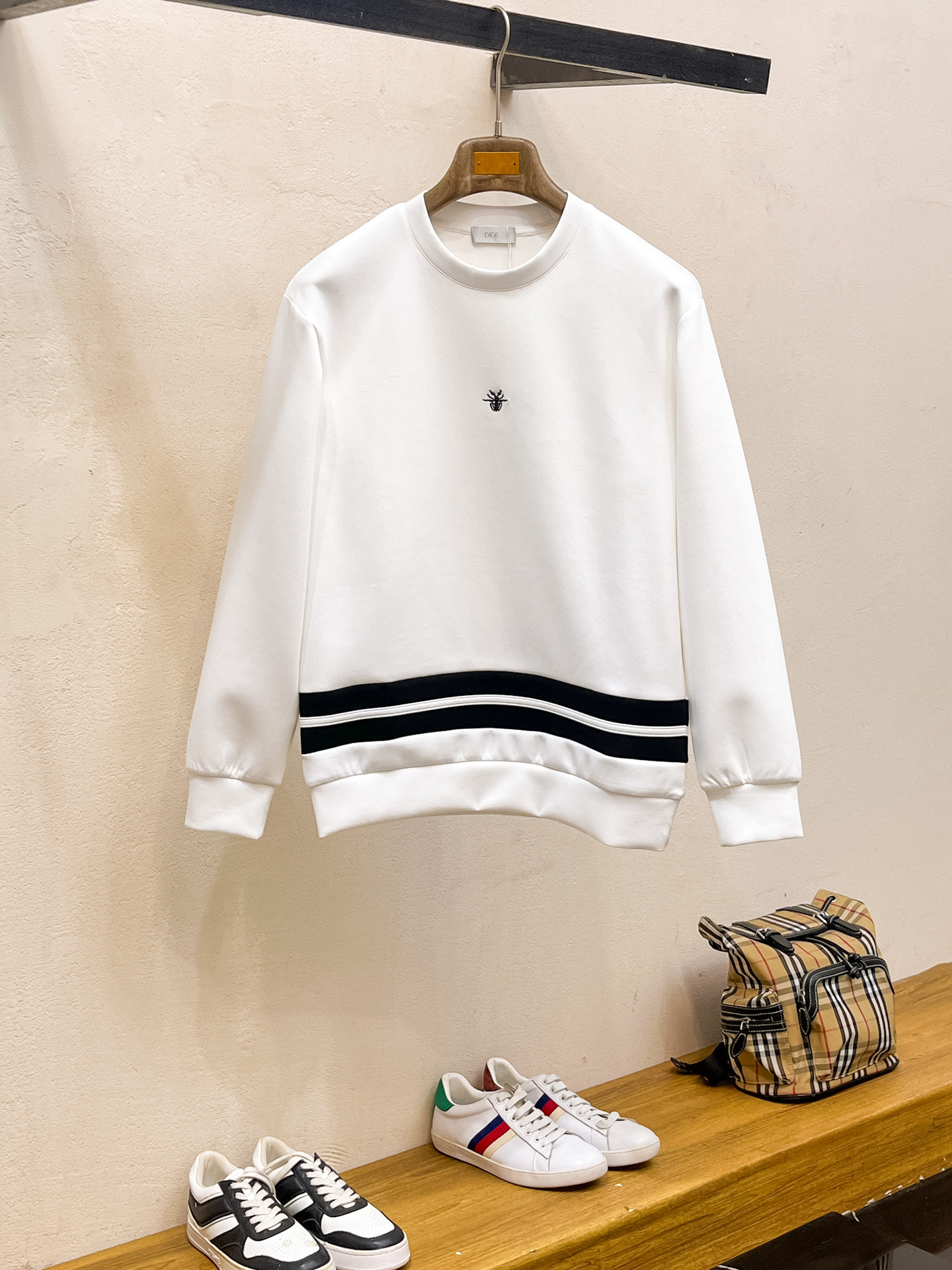 NO:623275,Dior 2025 Autumn and Winter Men's Letter Logo Pullover Space Cotton Sweatshirt Classic OS version, simple yet stylish. Daily sports and leisure business without pressure...Customer-supplied space knitted cotton, made through a micro-knitting three-dimensional process, the inside is as neat as scales, super texture, breathable and comfortable, the details and soft touch are invincible, the first choice for wearing alone! Color White/Black  Size XS/S/M/L,,dior,hoodie,sweatshirts,alexander wang19860909迪奥 2025秋冬男士字母标识套头太空棉卫衣 经典OS版型,简约而不失格调.日常运动休闲商务毫无压力... 客供太空针织棉,经由微型针织立体工艺过程制作,内里鳞甲般工整,质感超强,透气舒适,细节感和触感柔更是无敌,单穿内搭首选! 颜色白色/黑色 尺码XS/S/M/L,,dior,hoodie,sweatshirts,alexander wang,Men's clothing