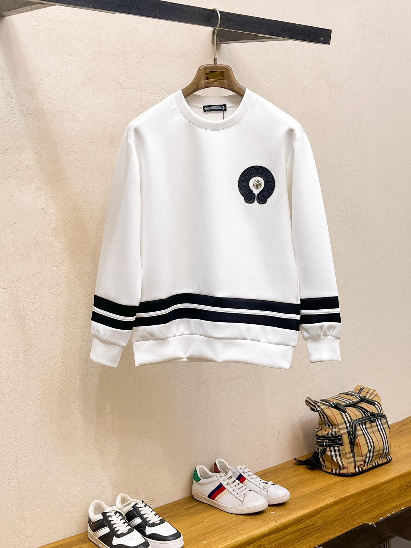 NO:623256,Kroxin 2025 Autumn and Winter Men's Letter Logo Pullover Space Cotton Sweatshirt Classic OS version, simple yet stylish. Daily sports and leisure business without pressure...Customer-supplied space knitted cotton, made through a micro-knitting three-dimensional process, the lining is as neat as scales, super texture, breathable and comfortable, the details and soft touch are invincible, the first choice for single wear and inner wear! Color White/Black Size XS/S/M/L,, chrome  hearts,hoodie,sweatshirts,alexander wang19860909克罗心 2025秋冬男士字母标识套头太空棉卫衣 经典OS版型,简约而不失格调.日常运动休闲商务毫无压力... 客供太空针织棉,经由微型针织立体工艺过程制作,内里鳞甲般工整,质感超强,透气舒适,细节感和触感柔更是无敌,单穿内搭首选! 颜色白色/黑色 尺码XS/S/M/L,,chrome hearts,hoodie,sweatshirts,alexander wang,Men's clothing