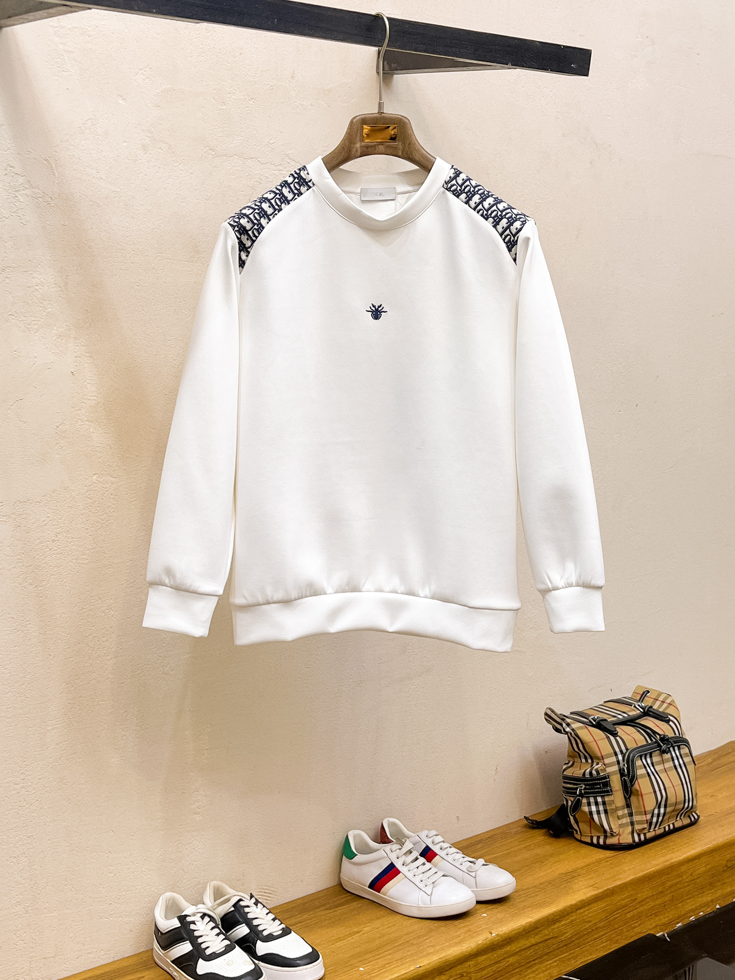 NO:623269,Dior 2025 Autumn and Winter Men's Letter Logo Pullover Space Cotton Sweatshirt Classic OS version, simple yet stylish. No pressure for daily sports, leisure and business...Customer-supplied space knitted cotton, made through a micro-knitting three-dimensional process, the inside is as neat as scales, has a super texture, is breathable and comfortable, and has an invincible sense of detail and soft touch. It is the first choice for wearing alone! Color White/Black  Size XS/S/M/L,,dior,hoodie,sweatshirts,alexander wang19860909迪奥 2025秋冬男士字母标识套头太空棉卫衣 经典OS版型,简约而不失格调.日常运动休闲商务毫无压力... 客供太空针织棉,经由微型针织立体工艺过程制作,内里鳞甲般工整,质感超强,透气舒适,细节感和触感柔更是无敌,单穿内搭首选! 颜色白色/黑色 尺码XS/S/M/L,,dior,hoodie,sweatshirts,alexander wang,Men's clothing