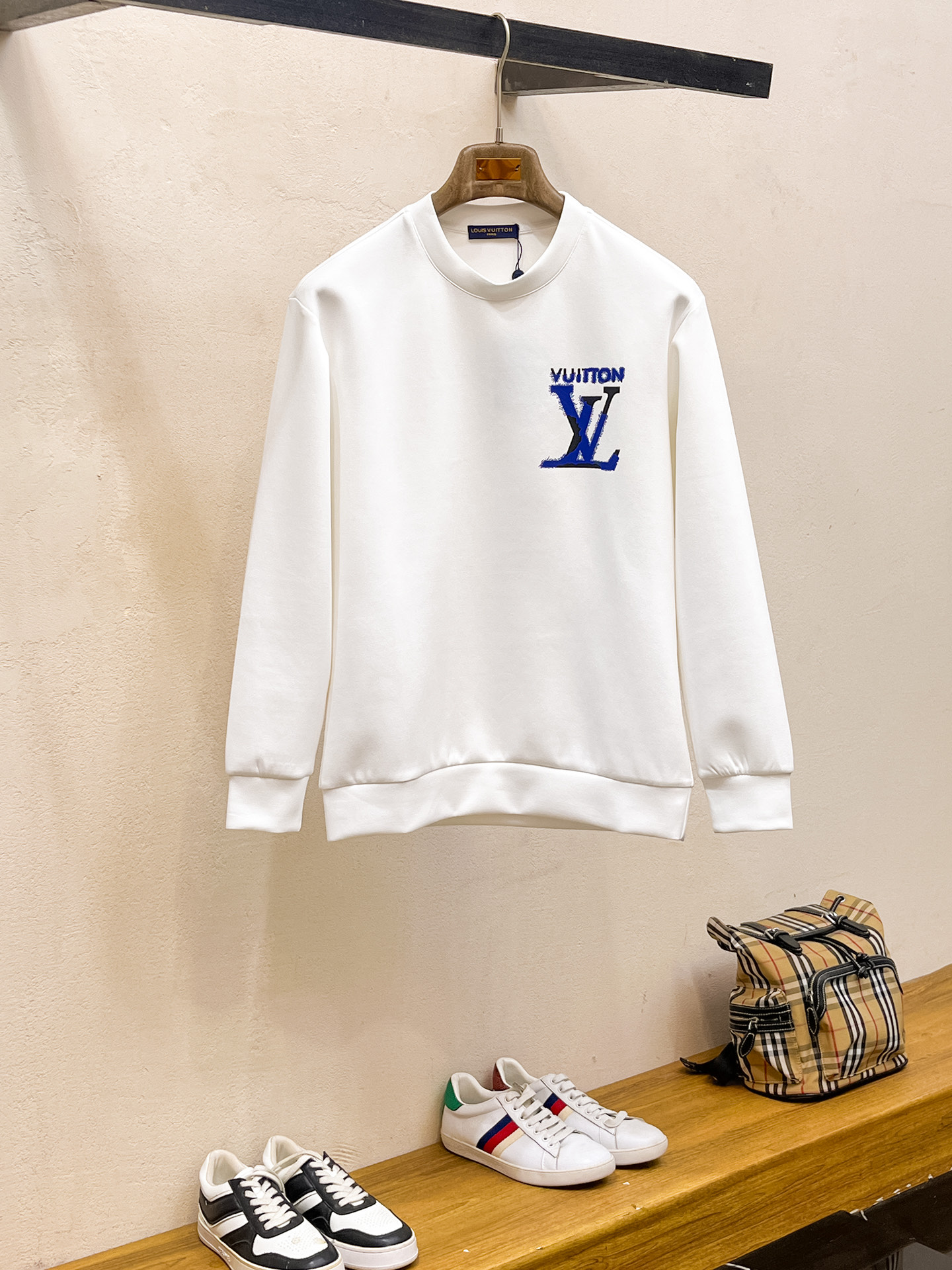 NO:623251,LV 2025 autumn and winter men's letter logo pullover space cotton sweatshirt. Classic OS version, simple yet stylish. Daily sports and leisure business without pressure...Customer-supplied space knitted cotton, made through micro-knitting three-dimensional process, the inside is as neat as scales, super texture, breathable and comfortable, the details and soft touch are invincible, the first choice for single wear and inner wear! Color white/black, size XS/S/M/L,, louis  vuitton,hoodie,sweatshirts,alexander wang19860909LV 2025秋冬男士字母标识套头太空棉卫衣 经典OS版型,简约而不失格调.日常运动休闲商务毫无压力... 客供太空针织棉,经由微型针织立体工艺过程制作,内里鳞甲般工整,质感超强,透气舒适,细节感和触感柔更是无敌,单穿内搭首选! 颜色白色/黑色 尺码XS/S/M/L,,louis vuitton,hoodie,sweatshirts,alexander wang,Men's clothing