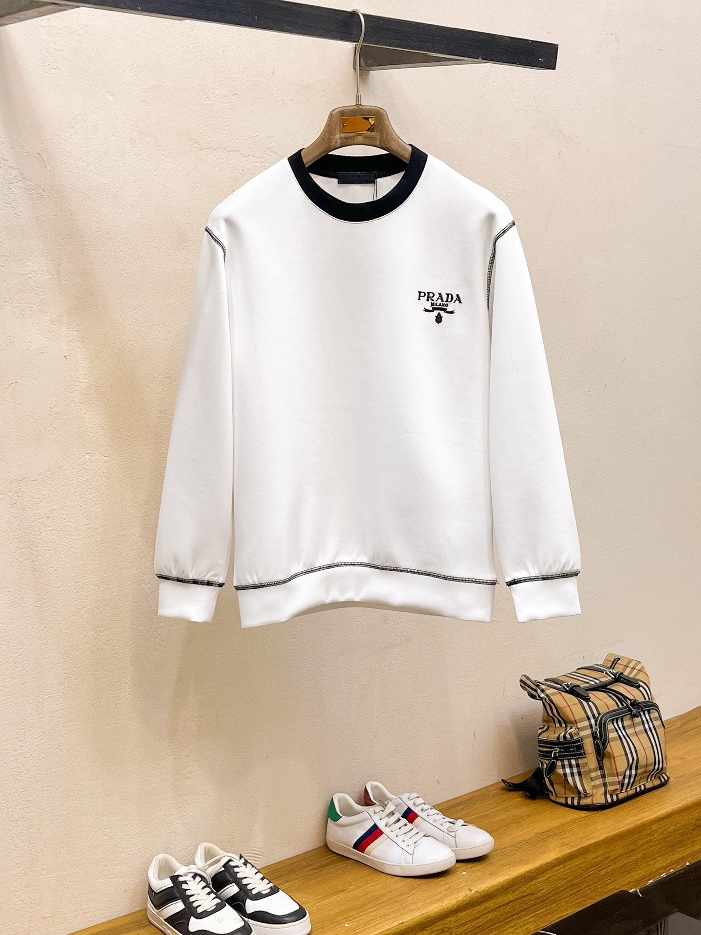 NO:623289,Prada 2025 Autumn and Winter Men's Letter Logo Pullover Space Cotton Sweatshirt Classic OS version, simple yet stylish. No pressure for daily sports, leisure and business...Customer-supplied space knitted cotton, made through a micro-knitting three-dimensional process. The inside is as neat as scales, with super texture, breathable and comfortable, and an invincible sense of detail and soft touch. It is the first choice for wearing alone! Color White/Black  Size XS/S/M/L,,prada,hoodie,sweatshirts,alexander wang19860909普拉达 2025秋冬男士字母标识套头太空棉卫衣 经典OS版型,简约而不失格调.日常运动休闲商务毫无压力... 客供太空针织棉,经由微型针织立体工艺过程制作,内里鳞甲般工整,质感超强,透气舒适,细节感和触感柔更是无敌,单穿内搭首选! 颜色白色/黑色 尺码XS/S/M/L,,prada,hoodie,sweatshirts,alexander wang,Men's clothing