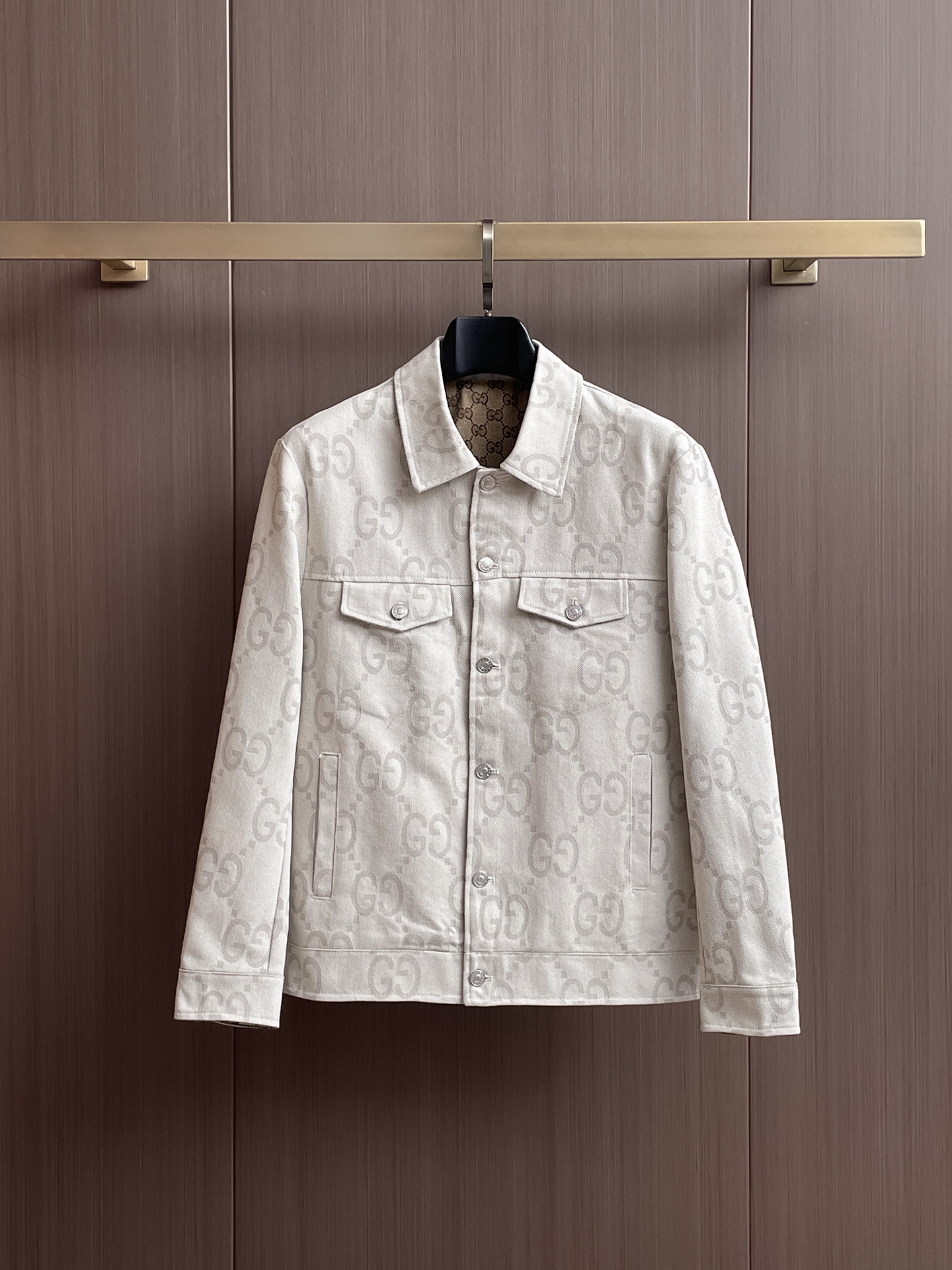 NO:645615,Gucci 2025 Autumn and Winter Denim Jacket, the new hot-selling counter new casual fashion jacket, ultra-avant-garde design style, delicate and comfortable, very light and not easy to wrinkle. Multiple craftsmanship. The overall design is quite visual, the upper body is casual and stylish, and has a certain degree of stiffness. It is definitely recommended for the temperament that is at the forefront of fashion, a must-have for urban leisure. Size M~3XL (48-56) multi-color,,gucci,jackets & coats,jackets &  coats,alexander wang19860909古驰 2025 秋冬 牛仔外套 新款爆款专柜新款休闲时尚夹克 超前卫设计风格 细腻舒适 穿着非常轻便不易起皱.多重重工艺 整体的设计颇具视觉感,上身休闲有型,有一定的挺括度,绝对走在时尚最尖端的气质感推荐,都市休闲必备. 码数M~3XL（48-56）多颜色,,gucci,jackets & coats,jackets & coats,alexander wang,Men's clothing