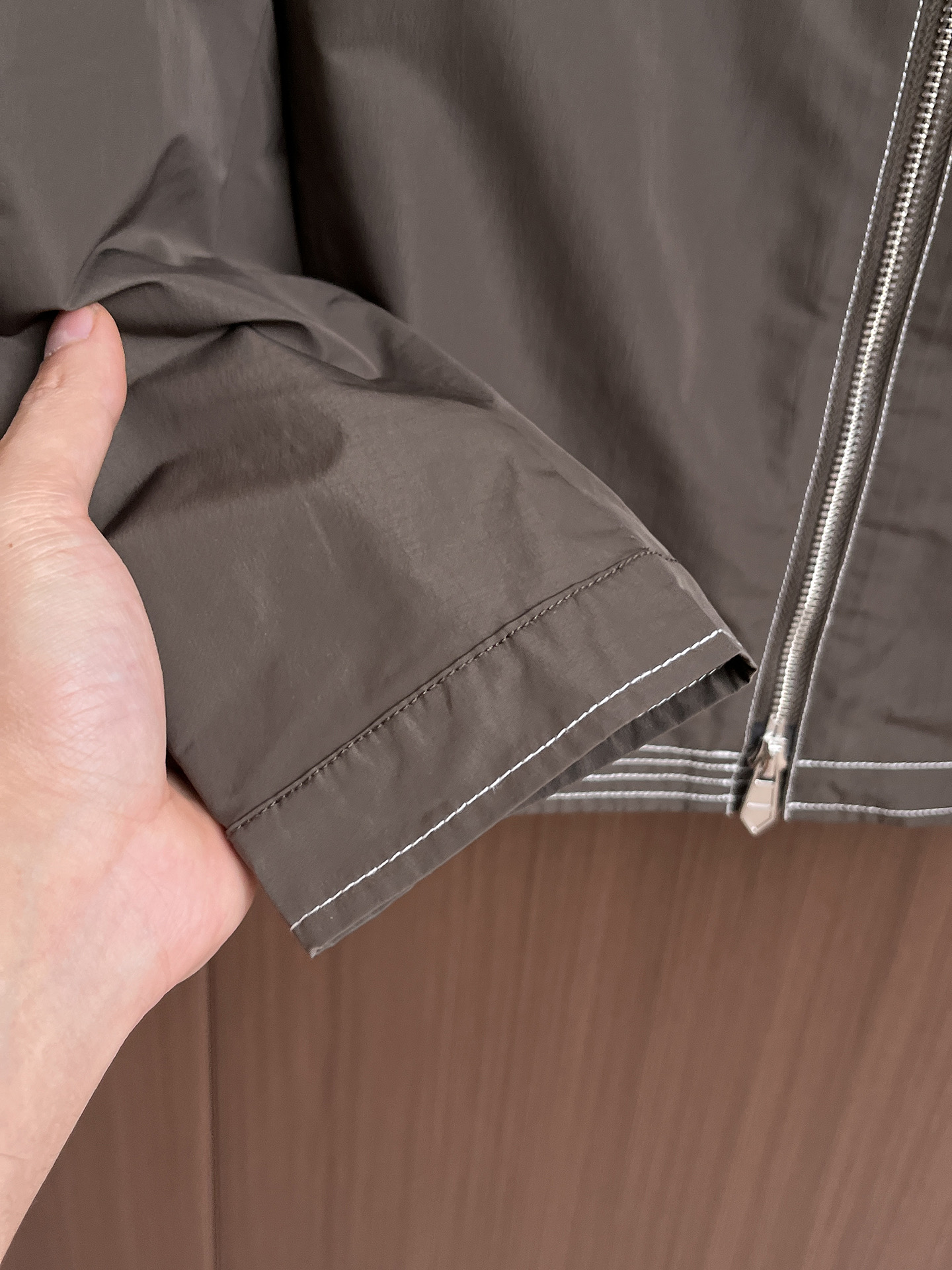 爱马仕 2025 秋冬 新款爆款专柜新款休闲时尚夹克 超前卫设计风格 细腻舒适 穿着非常轻便不易起皱。多