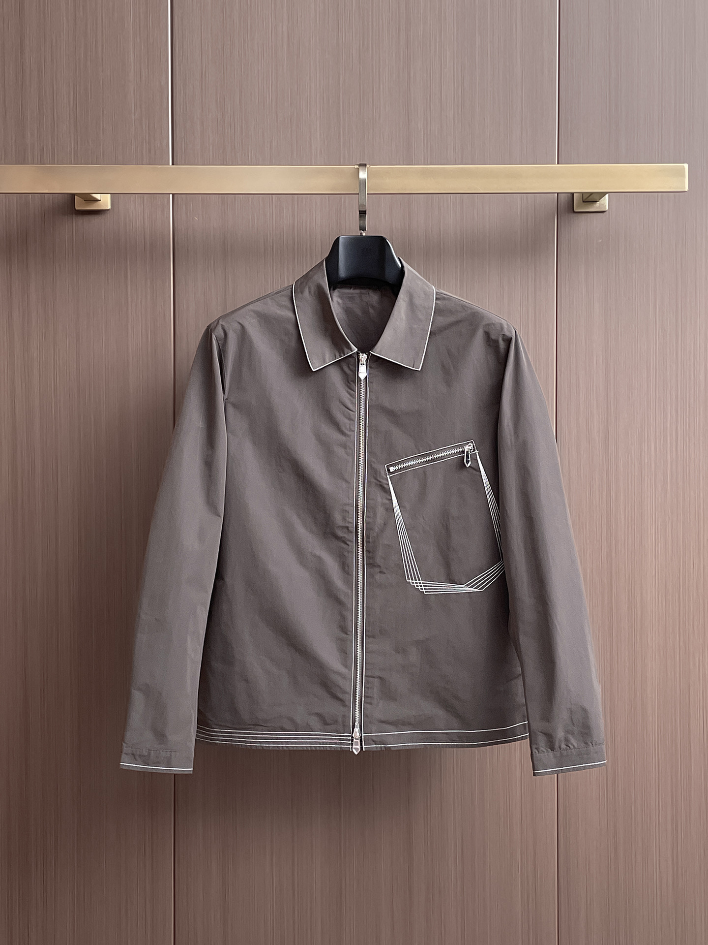 NO:645610,Hermès 2025 autumn and winter new popular counter new casual fashion jacket. Ultra-avant-garde design style. Delicate and comfortable. Very light and not easy to wrinkle. Multiple craftsmanship. The overall design is quite visual. The upper body is casual and stylish, with a certain degree of stiffness. It is definitely recommended for the temperament that is at the forefront of fashion. A must-have for urban leisure. Size M~3XL (48-56) multi-color, hermes, jackets & coats, alexander wang19860909爱马仕 2025 秋冬 新款爆款专柜新款休闲时尚夹克 超前卫设计风格 细腻舒适 穿着非常轻便不易起皱.多重重工艺 整体的设计颇具视觉感,上身休闲有型,有一定的挺括度,绝对走在时尚最尖端的气质感推荐,都市休闲必备. 码数M~3XL（48-56）多颜色,,hermes,jackets & coats,alexander wang,Men's clothing