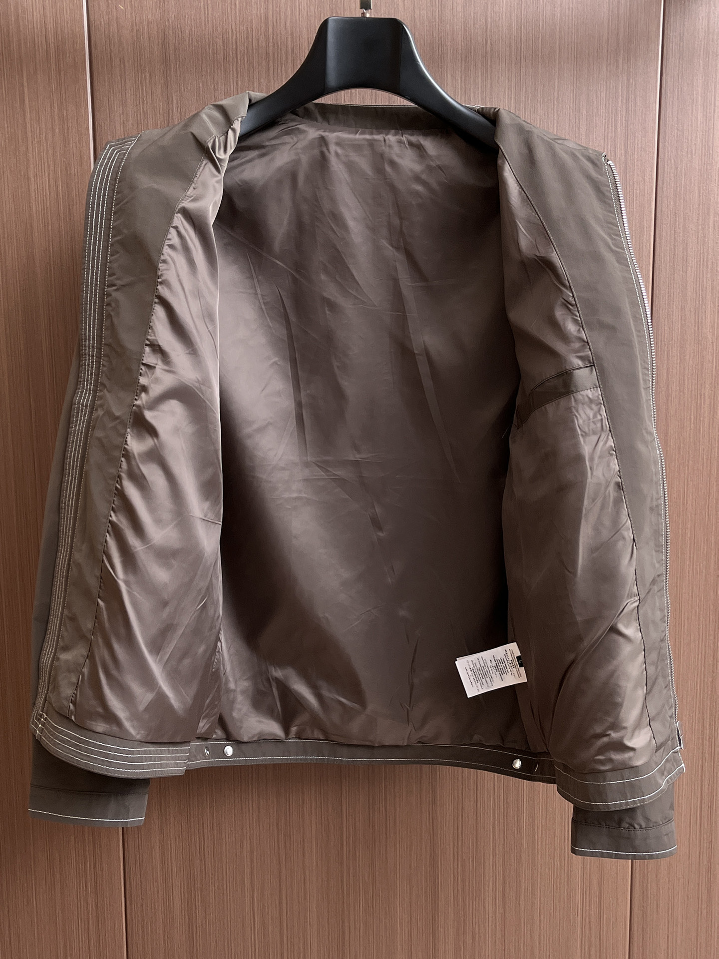 爱马仕 2025 秋冬 新款爆款专柜新款休闲时尚夹克 超前卫设计风格 细腻舒适 穿着非常轻便不易起皱。多