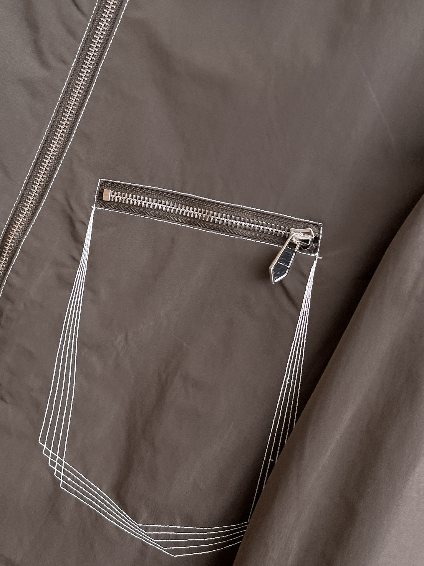 爱马仕 2025 秋冬 新款爆款专柜新款休闲时尚夹克 超前卫设计风格 细腻舒适 穿着非常轻便不易起皱。多