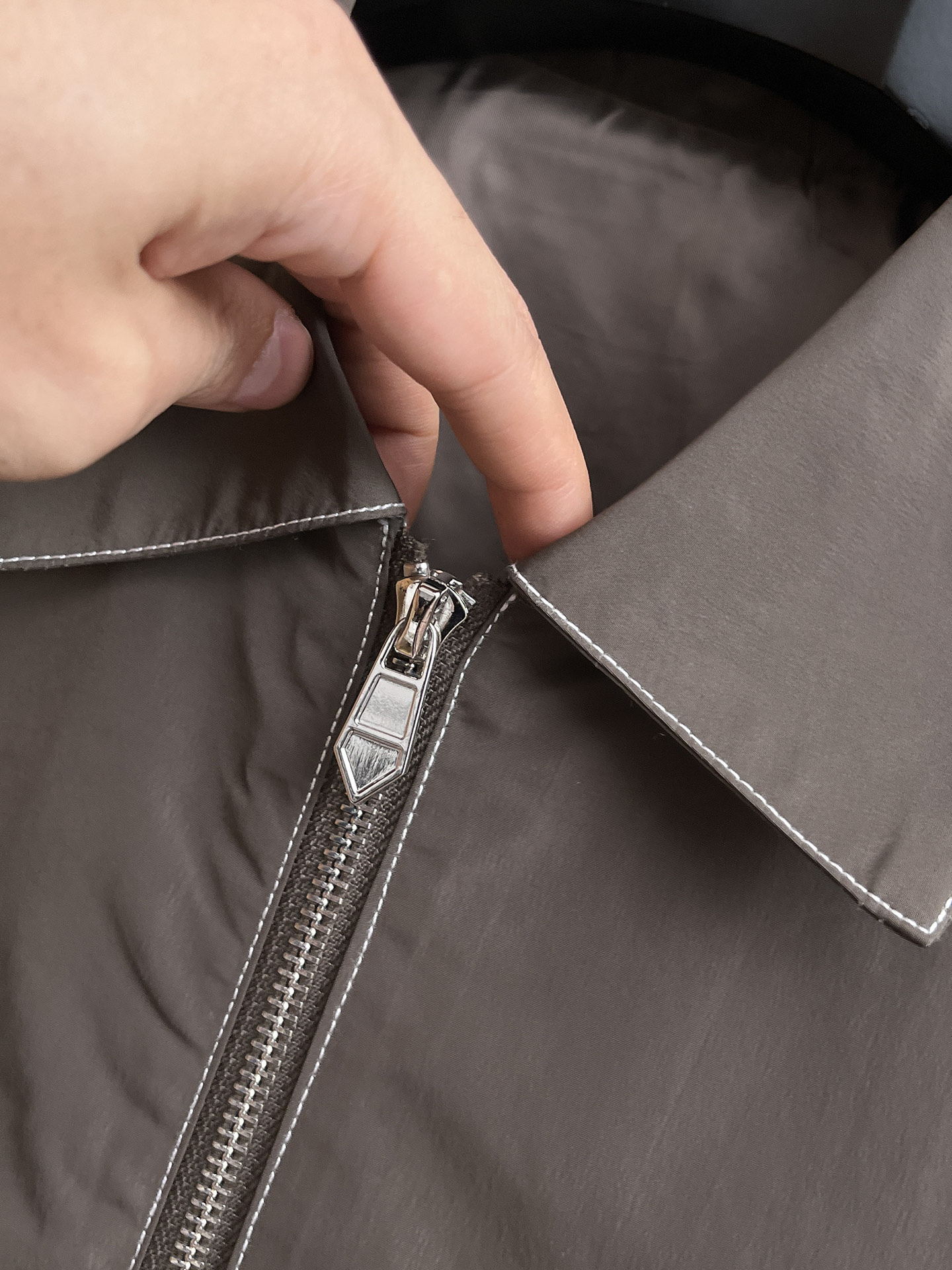 爱马仕 2025 秋冬 新款爆款专柜新款休闲时尚夹克 超前卫设计风格 细腻舒适 穿着非常轻便不易起皱。多