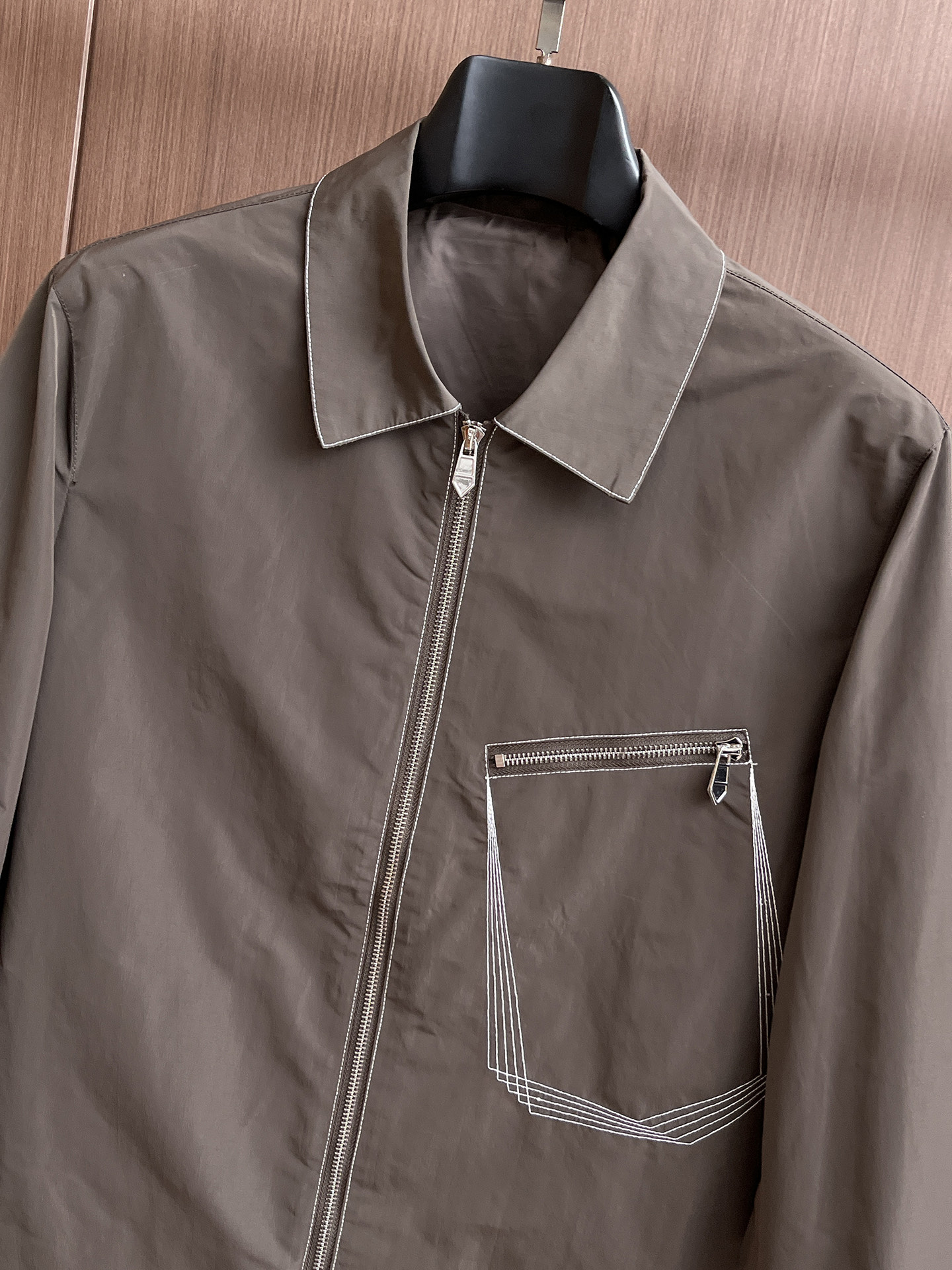 爱马仕 2025 秋冬 新款爆款专柜新款休闲时尚夹克 超前卫设计风格 细腻舒适 穿着非常轻便不易起皱。多