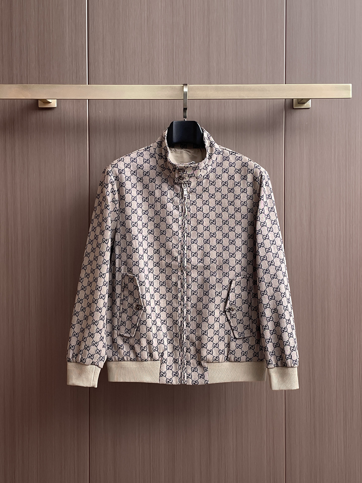 NO:645605,Gucci 2025 Autumn and Winter Denim Jacket, the new hot-selling counter new casual fashion jacket, ultra-avant-garde design style, delicate and comfortable, very light and not easy to wrinkle. Multiple craftsmanship. The overall design is quite visual, the upper body is casual and stylish, and has a certain degree of stiffness. It is definitely recommended for the temperament that is at the forefront of fashion, a must-have for urban leisure. Size M~3XL (48-56) multi-color,,gucci,jackets & coats,jackets &  coats,alexander wang19860909古驰 2025 秋冬 牛仔外套 新款爆款专柜新款休闲时尚夹克 超前卫设计风格 细腻舒适 穿着非常轻便不易起皱.多重重工艺 整体的设计颇具视觉感,上身休闲有型,有一定的挺括度,绝对走在时尚最尖端的气质感推荐,都市休闲必备. 码数M~3XL（48-56）多颜色,,gucci,jackets & coats,jackets & coats,alexander wang,Men's clothing