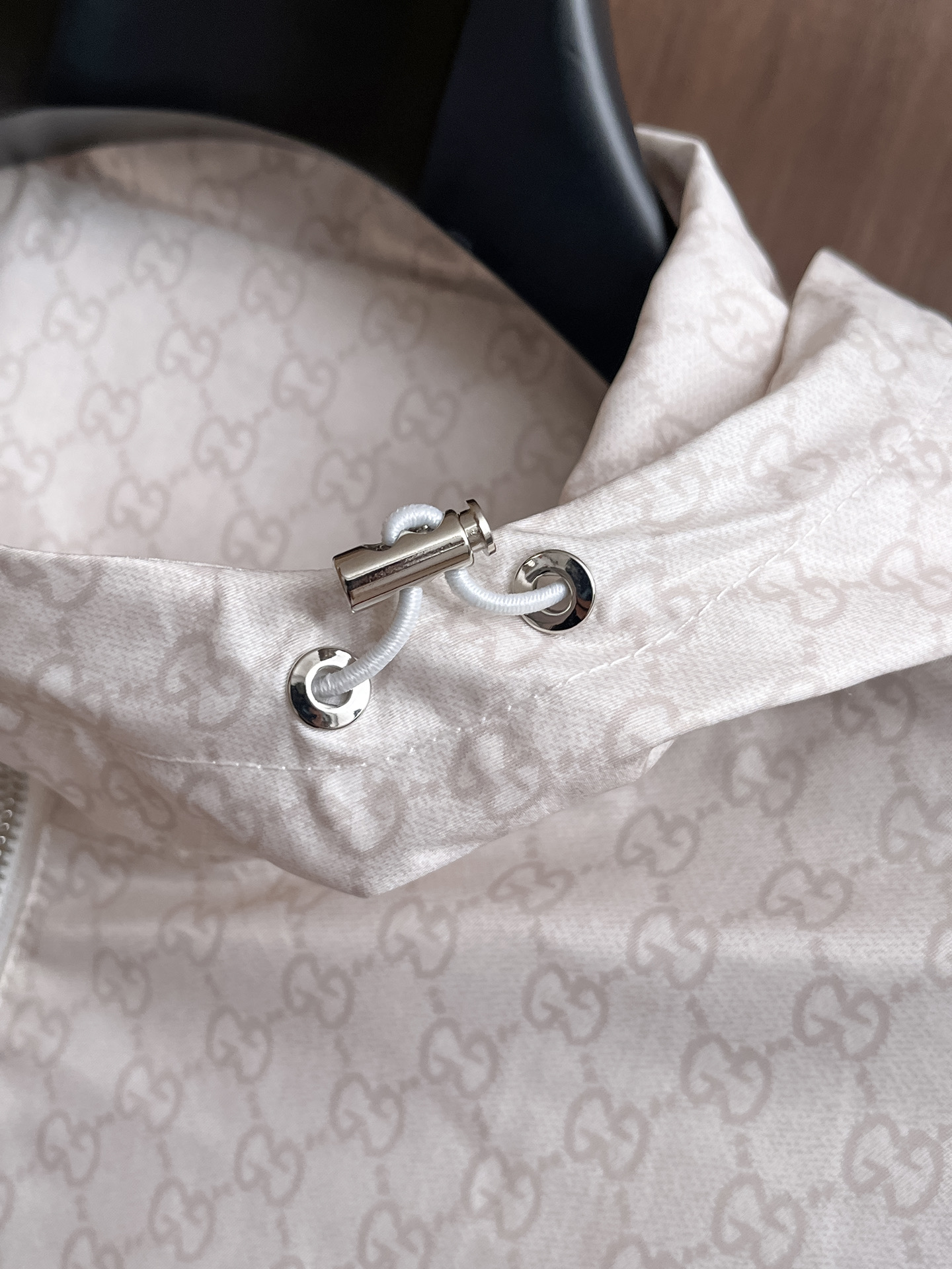 古驰 2025 秋冬 新款爆款专柜新款休闲时尚夹克 超前卫设计风格 细腻舒适 穿着非常轻便不易起皱。多重