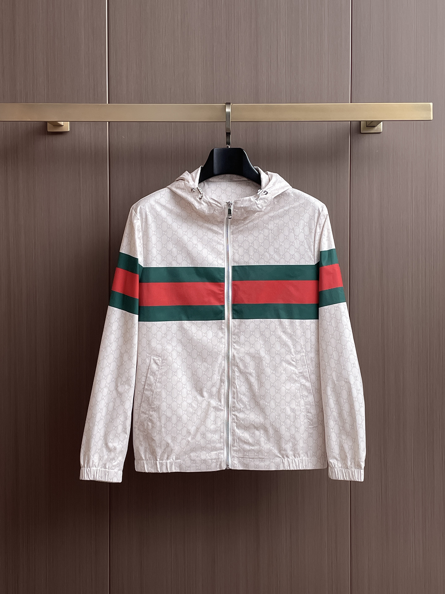 古驰 2025 秋冬 新款爆款专柜新款休闲时尚夹克 超前卫设计风格 细腻舒适 穿着非常轻便不易起皱。多重