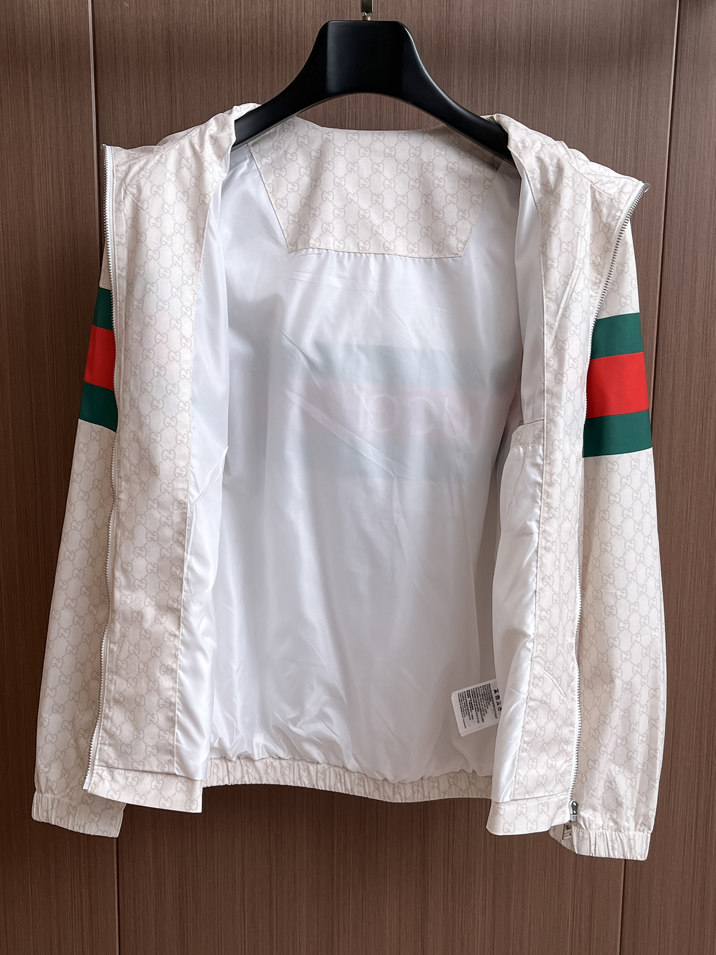 古驰 2025 秋冬 新款爆款专柜新款休闲时尚夹克 超前卫设计风格 细腻舒适 穿着非常轻便不易起皱。多重