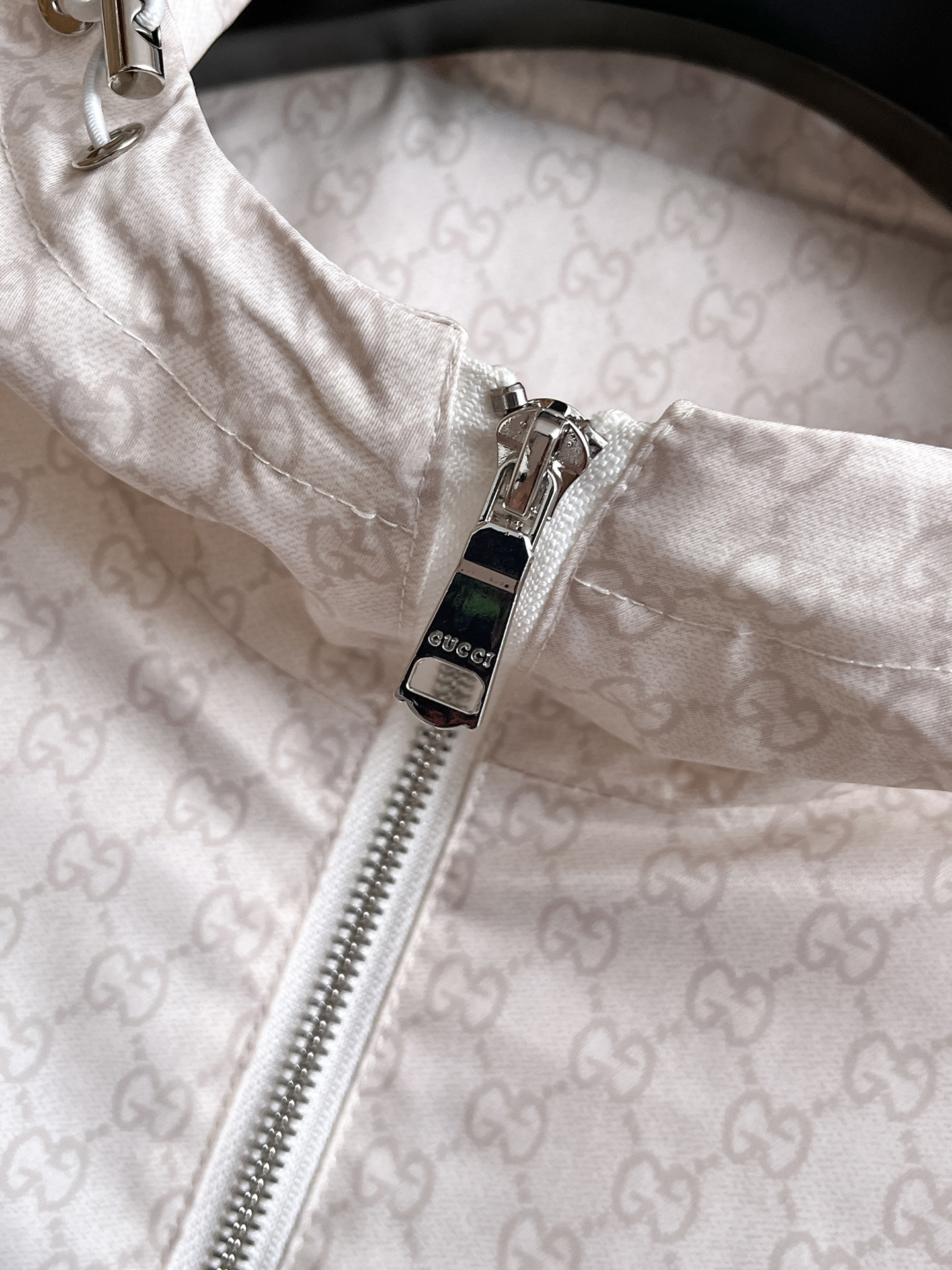 古驰 2025 秋冬 新款爆款专柜新款休闲时尚夹克 超前卫设计风格 细腻舒适 穿着非常轻便不易起皱。多重