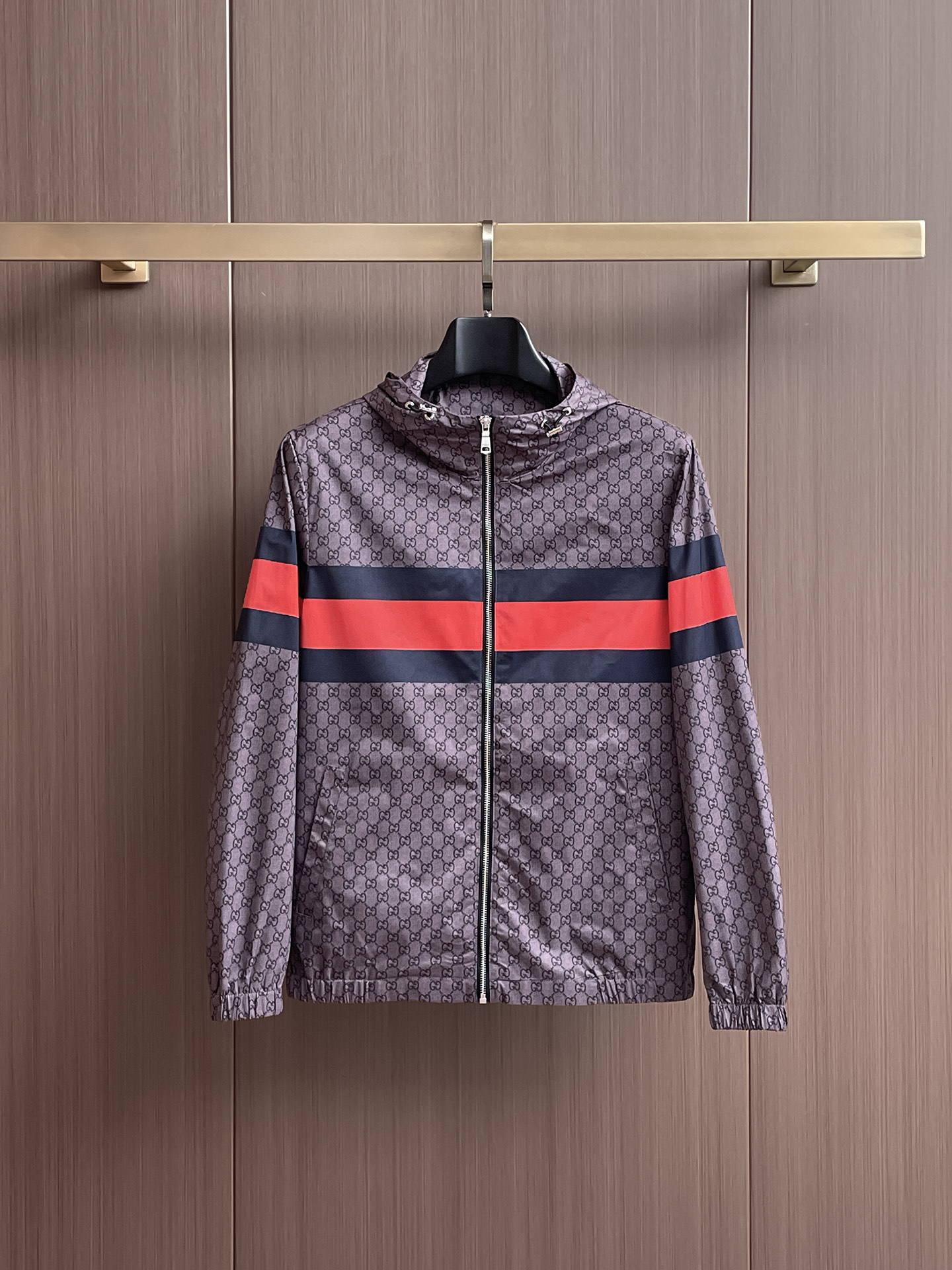 NO:645600,Gucci 2025 Autumn and Winter new hot-selling counter new casual fashion jacket. Ultra-avant-garde design style. Delicate and comfortable. Very light and not easy to wrinkle. Multiple craftsmanship. The overall design is quite visual. The upper body is casual and stylish, with a certain degree of stiffness. It is definitely recommended for the temperament that is at the forefront of fashion. It is a must-have for urban leisure. Size M~3XL (48-56) multi-color, gucci, jackets & coats, alexander wang19860909古驰 2025 秋冬 新款爆款专柜新款休闲时尚夹克 超前卫设计风格 细腻舒适 穿着非常轻便不易起皱.多重重工艺 整体的设计颇具视觉感,上身休闲有型,有一定的挺括度,绝对走在时尚最尖端的气质感推荐,都市休闲必备. 码数M~3XL（48-56）多颜色,,gucci,jackets & coats,alexander wang,Men's clothing