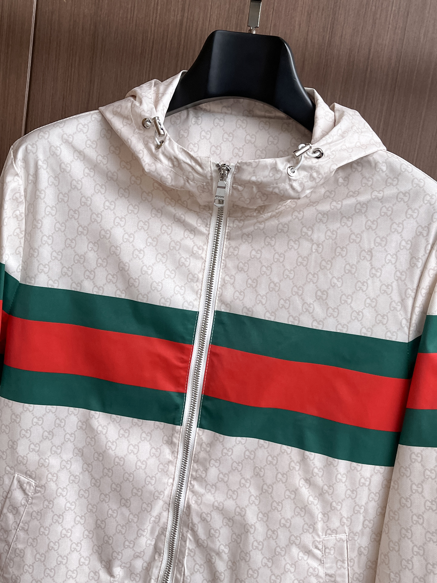 古驰 2025 秋冬 新款爆款专柜新款休闲时尚夹克 超前卫设计风格 细腻舒适 穿着非常轻便不易起皱。多重