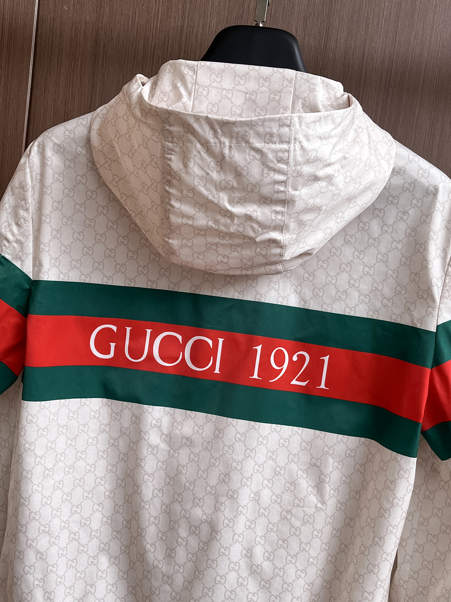 古驰 2025 秋冬 新款爆款专柜新款休闲时尚夹克 超前卫设计风格 细腻舒适 穿着非常轻便不易起皱。多重