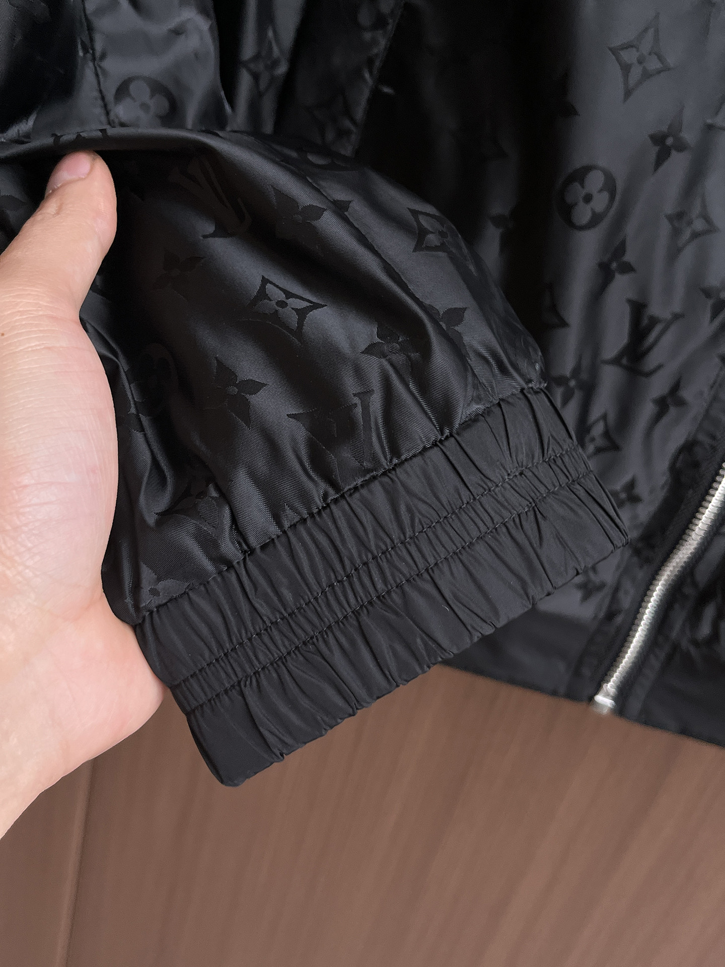 LV 2025 秋冬 新款爆款专柜新款休闲时尚夹克 超前卫设计风格 细腻舒适 穿着非常轻便不易起皱。多重