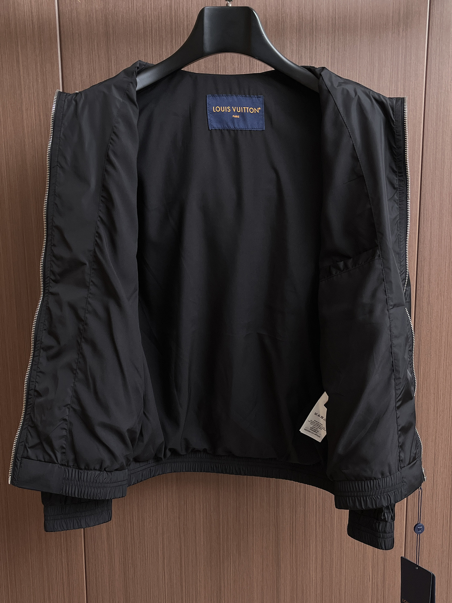 LV 2025 秋冬 新款爆款专柜新款休闲时尚夹克 超前卫设计风格 细腻舒适 穿着非常轻便不易起皱。多重